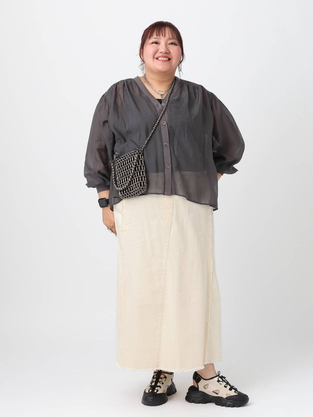 グレー系のシャツ/ブラウス、ブラック系のタンクトップを着用したレディースの春コーディネートの6枚目の写真