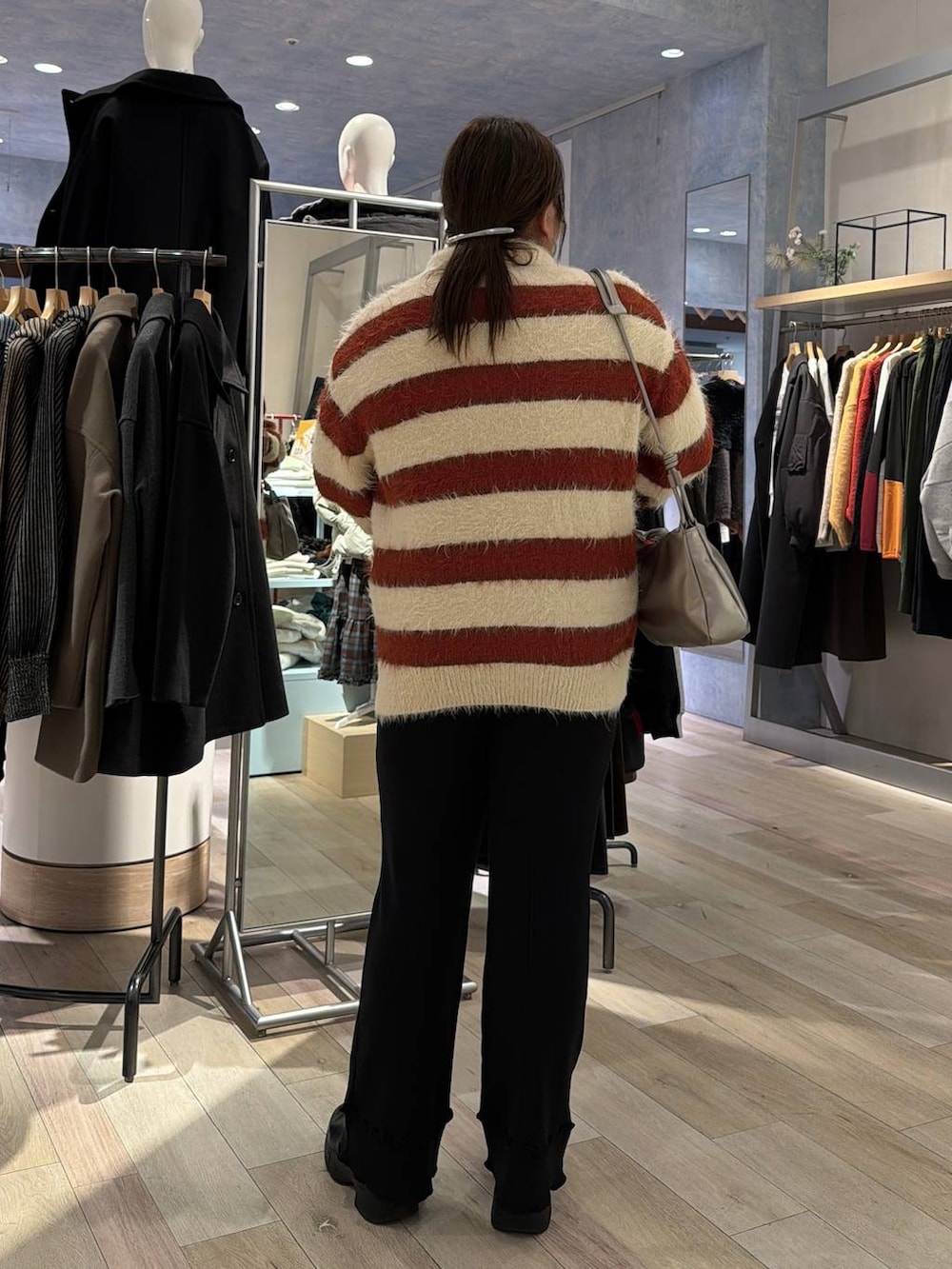 ブラック系のブーツ、その他のショルダーバッグ、ブラック系のマタニティウェア/グッズを着用したレディースの冬コーディネートの3枚目の写真