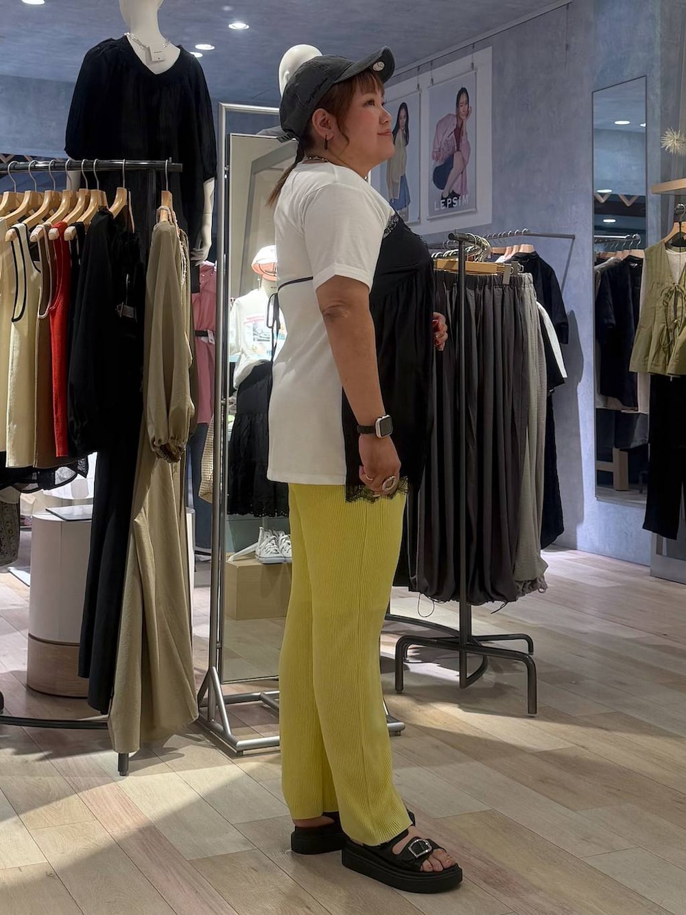 イエロー系のその他パンツ、ブラック系のサンダル、ホワイト系のTシャツ/カットソーを着用したレディースの春コーディネートの4枚目の写真