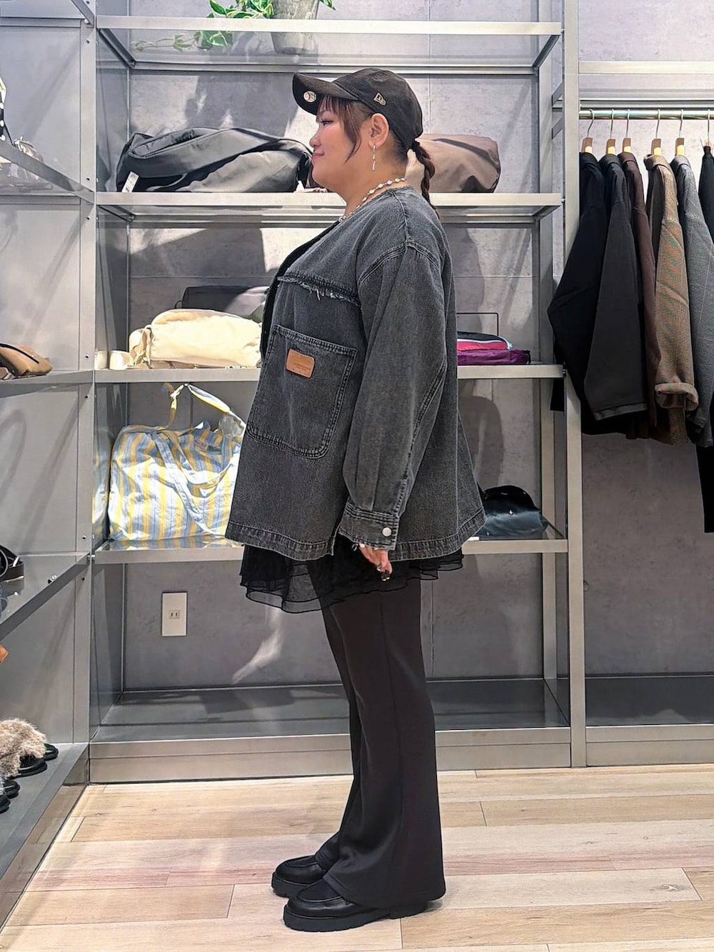 グレー系のその他パンツ、ブラック系のシャツ/ブラウス、ブラウン系のキャップを着用したレディースの秋コーディネートの4枚目の写真