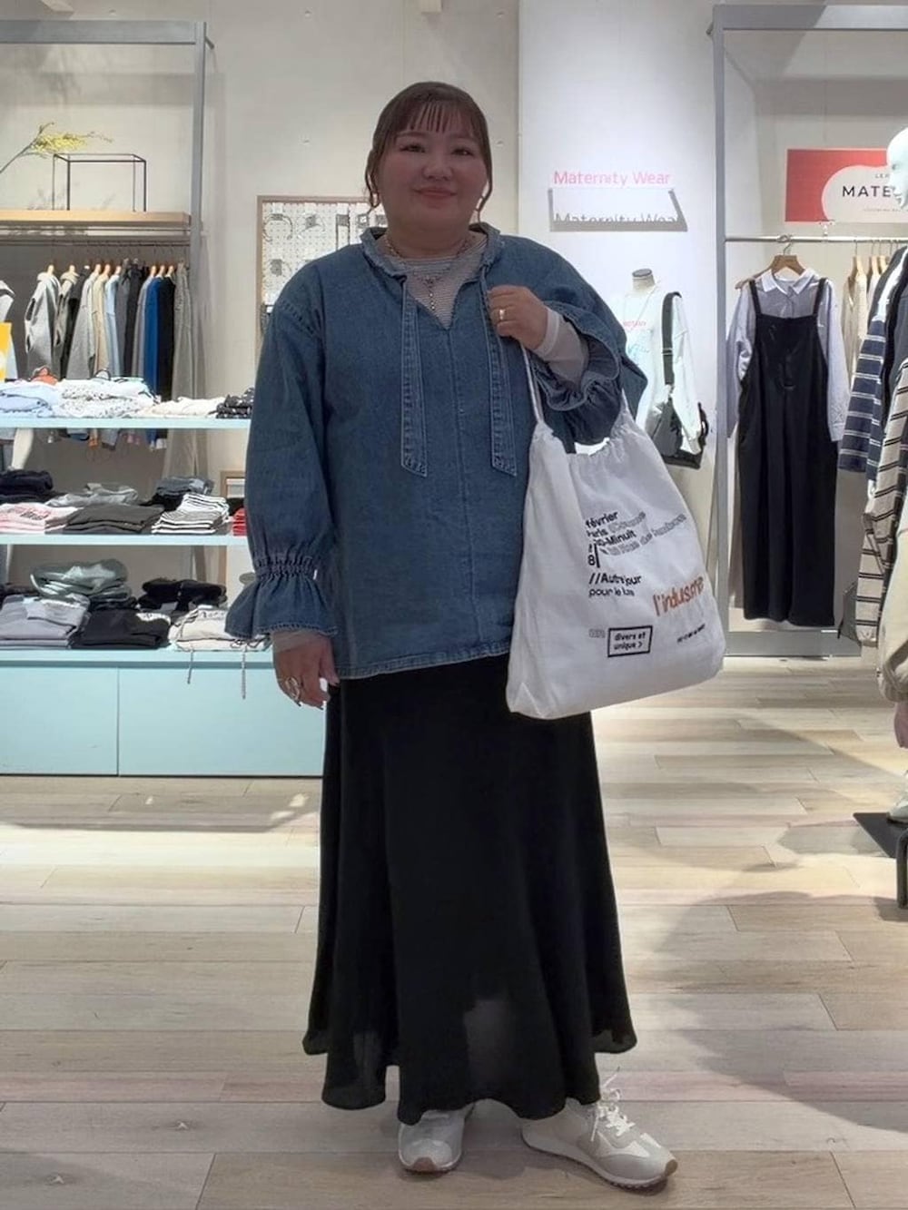 ホワイト系のTシャツ/カットソー、ホワイト系のスニーカー、ホワイト系のトートバッグを着用したレディースの冬コーディネートの5枚目の写真