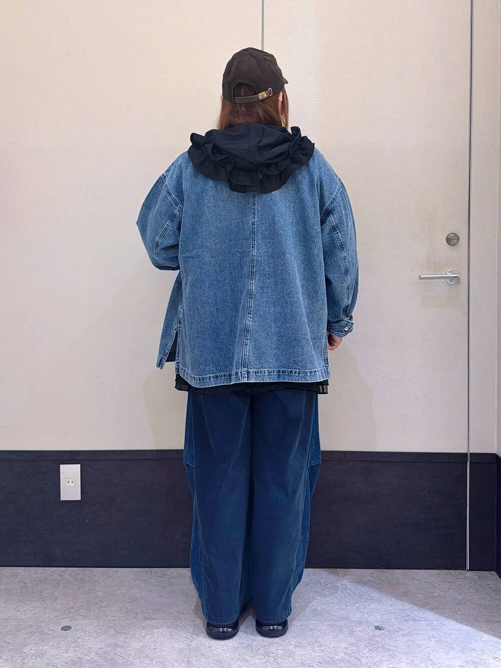 ブルー系のデニムパンツ、ブラック系のシャツ/ブラウス、ブルー系のシャツ/ブラウスを着用したレディースの秋コーディネートの3枚目の写真