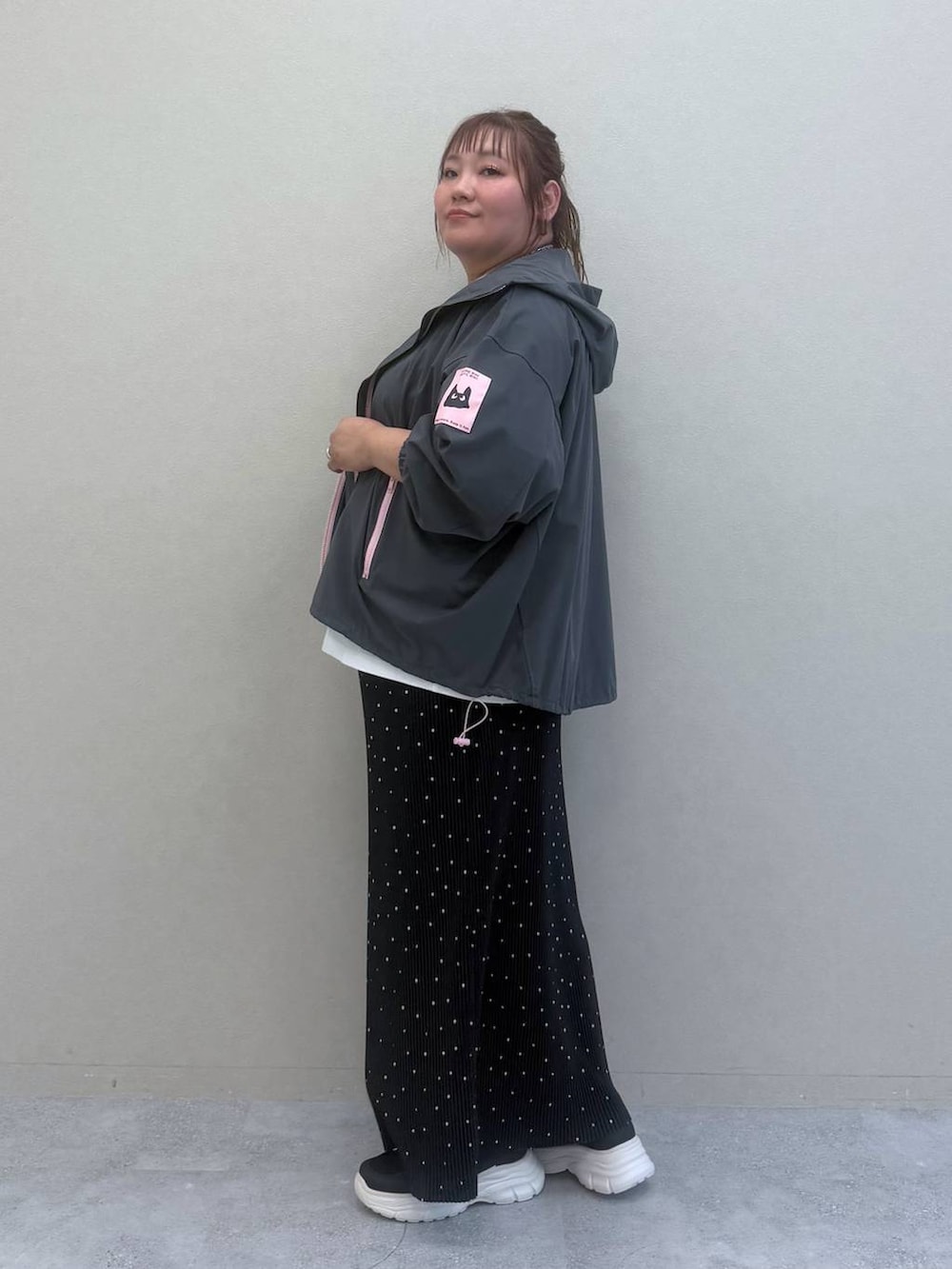 ホワイト系のTシャツ/カットソー、その他のスカートを着用したレディースの春コーディネートの2枚目の写真