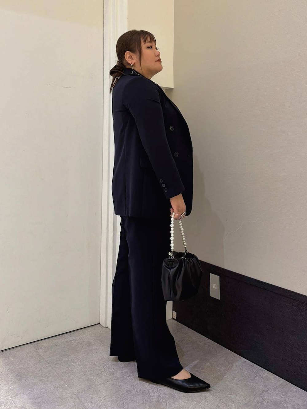 ブルー系のその他パンツ、ブルー系のテーラードジャケット、ブルー系のシャツ/ブラウスを着用したレディースの冬コーディネートの4枚目の写真