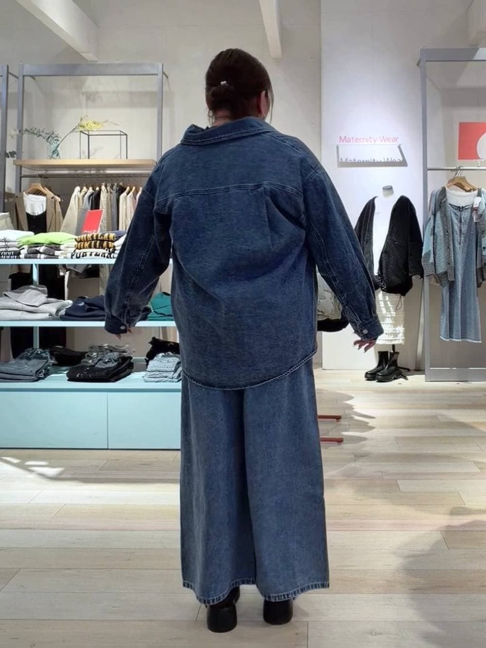 ブラック系のサンダル、ブルー系のシャツ/ブラウス、ブルー系のデニムパンツを着用したレディースの冬コーディネートの3枚目の写真