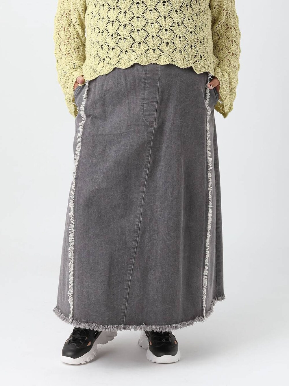 ブラック系のタンクトップ、ブラック系のサンダル、グリーン系のニット/セーターを着用したレディースの春コーディネートの5枚目の写真