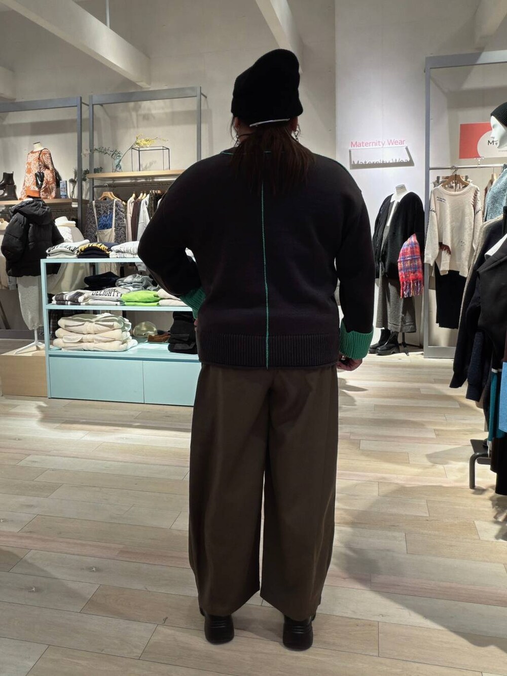 ブラック系のブーツ、ブラウン系のその他パンツ、グレー系のニット/セーターを着用したレディースの冬コーディネートの3枚目の写真