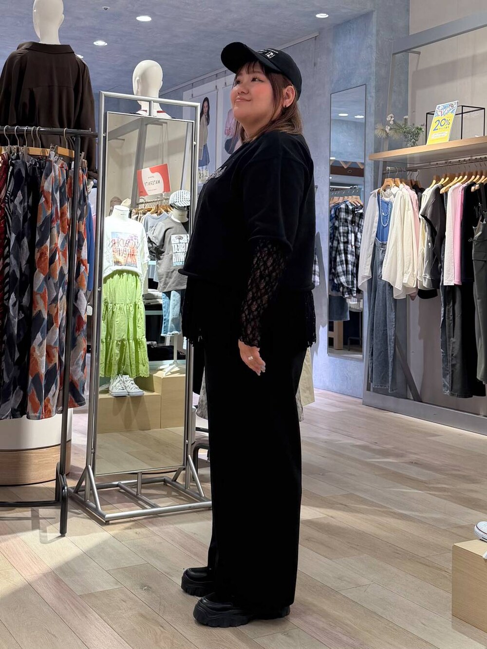 ブラック系のスニーカー、ブラック系のシャツ/ブラウス、ブラック系のその他パンツを着用したレディースの春コーディネートの2枚目の写真