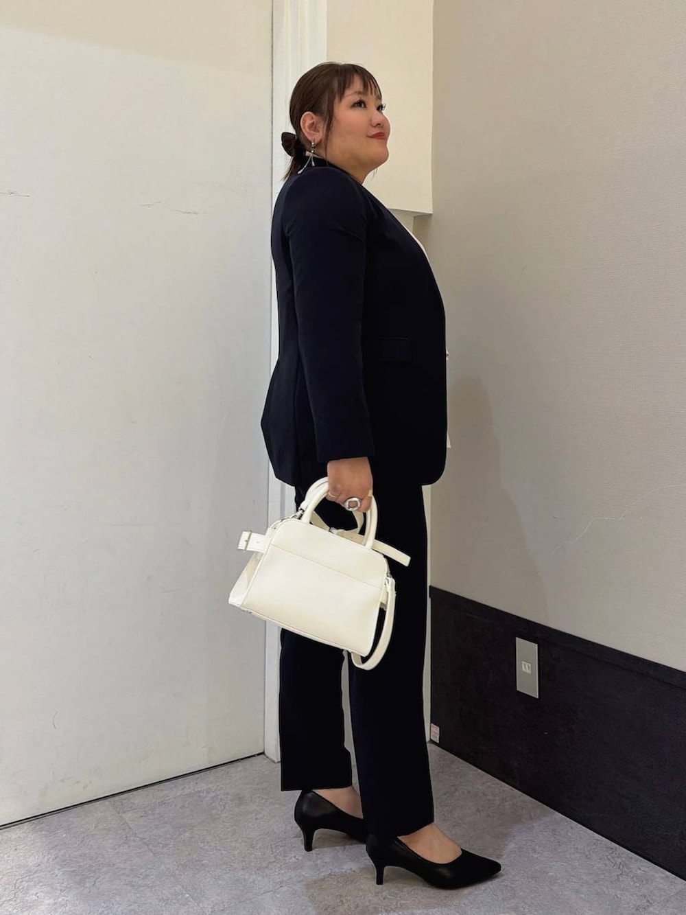 ブルー系のその他パンツ、ブルー系のノーカラージャケット、ピンク系のシャツ/ブラウスを着用したレディースの冬コーディネートの2枚目の写真