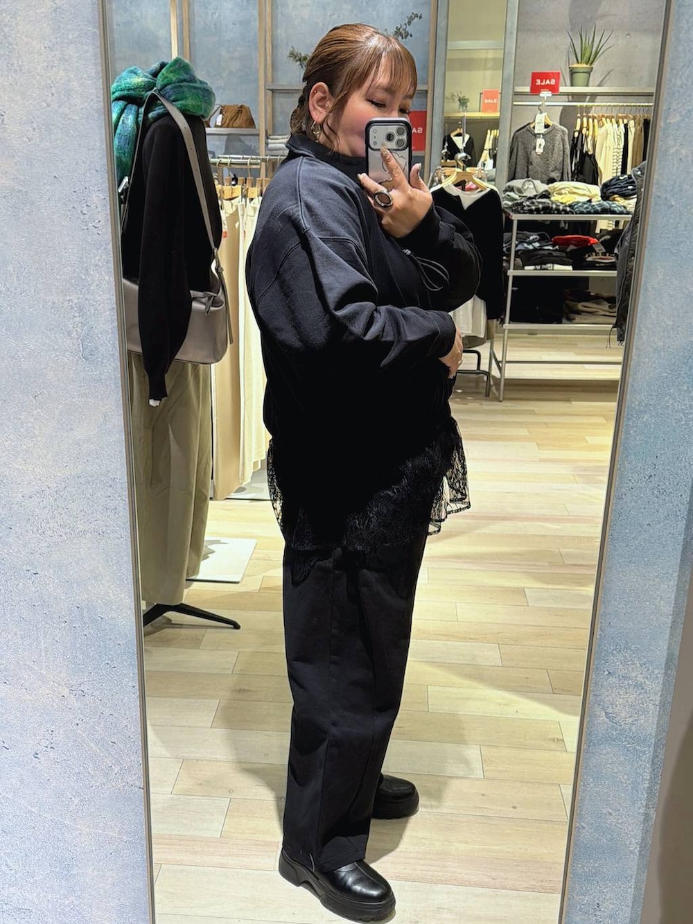 ブラック系のブーツ、ブラック系のスウェットパンツ、ブラック系のTシャツ/カットソーを着用したレディースの冬コーディネートの4枚目の写真