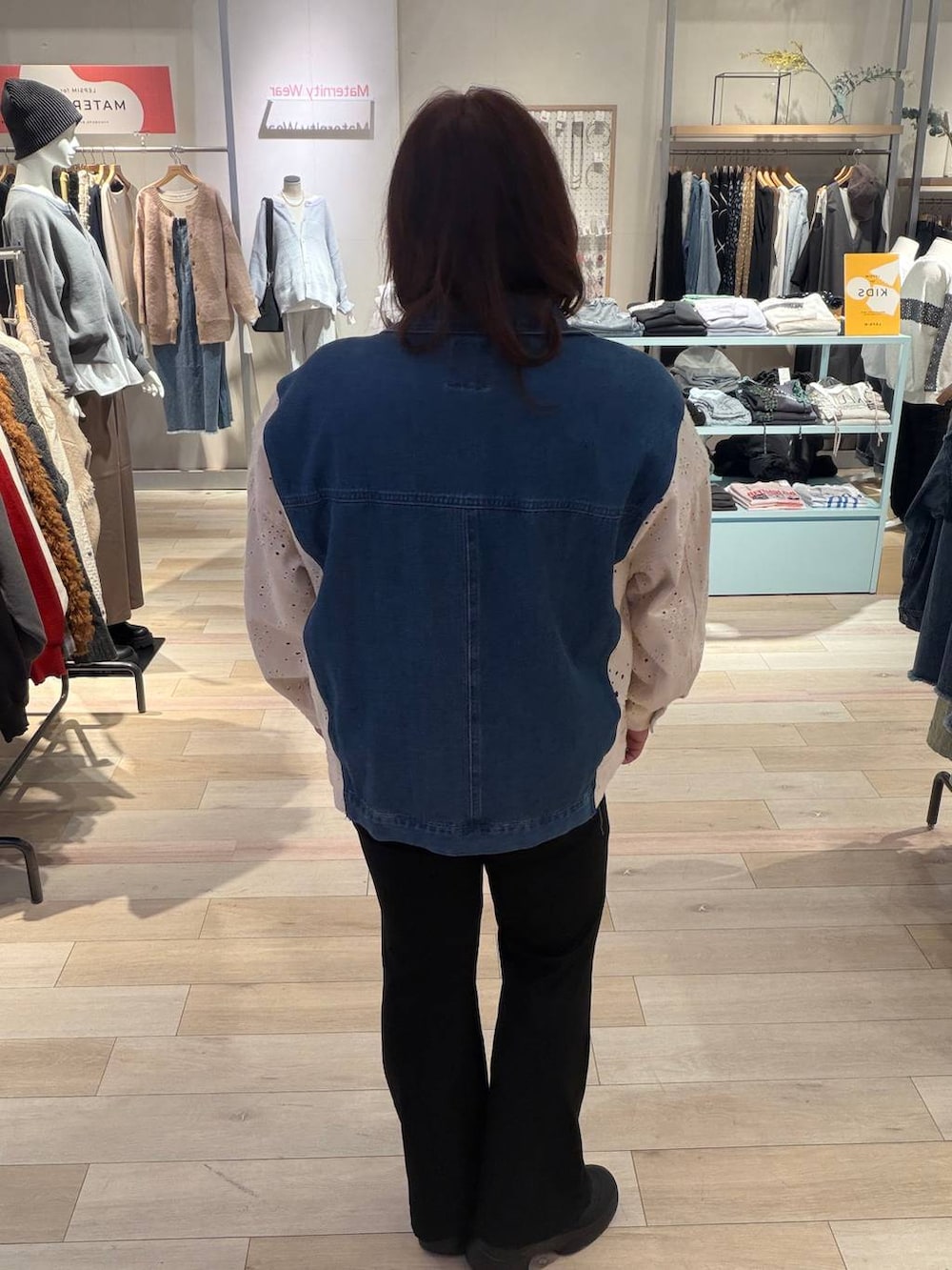 ブラック系のその他シューズ、ブラック系のその他パンツ、ブルー系のデニムジャケットを着用したレディースの冬コーディネートの3枚目の写真