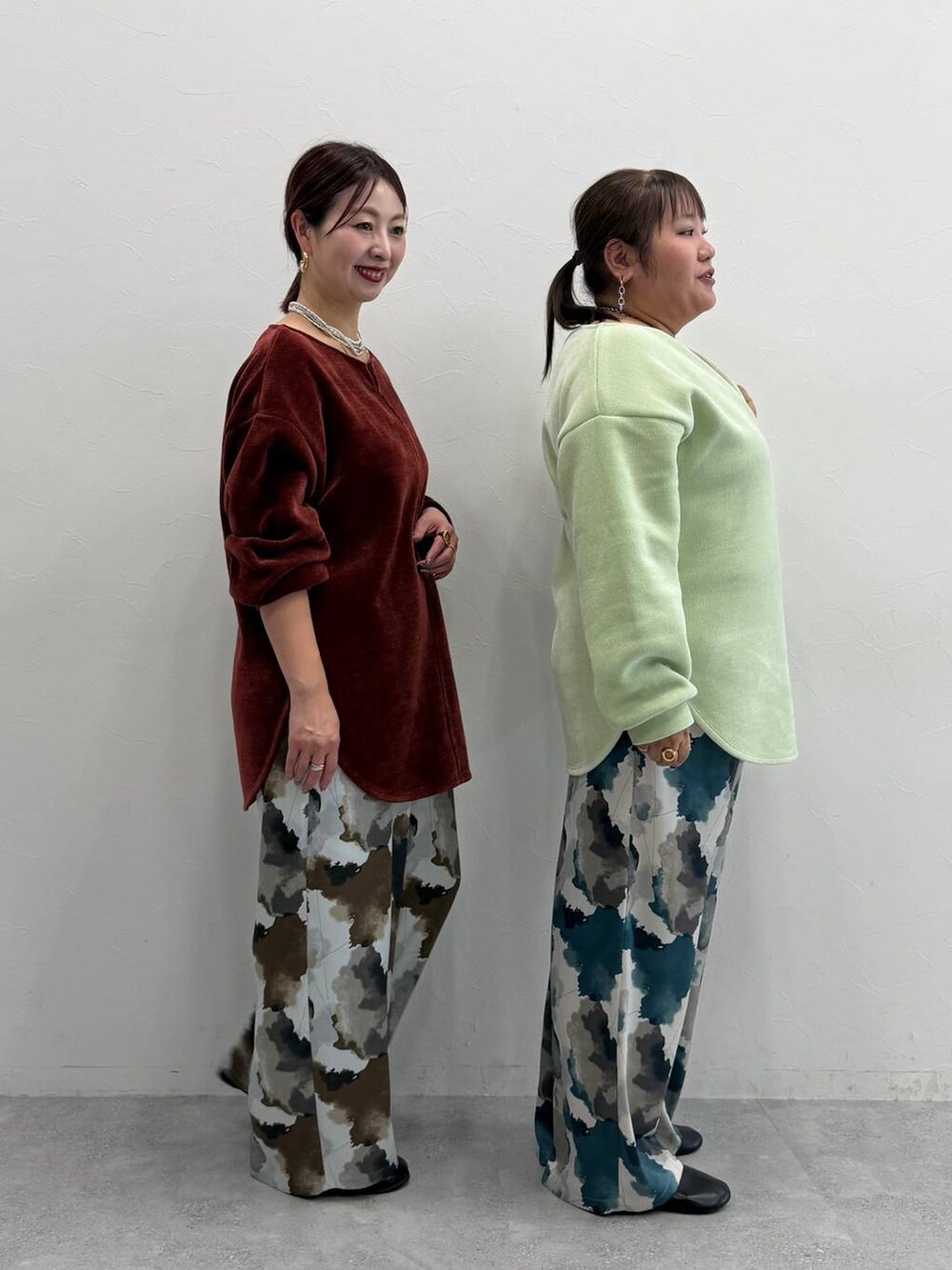 ブラック系のパンプス、ブラック系のブーツ、ブラウン系のその他パンツを着用したレディースの秋コーディネートの2枚目の写真