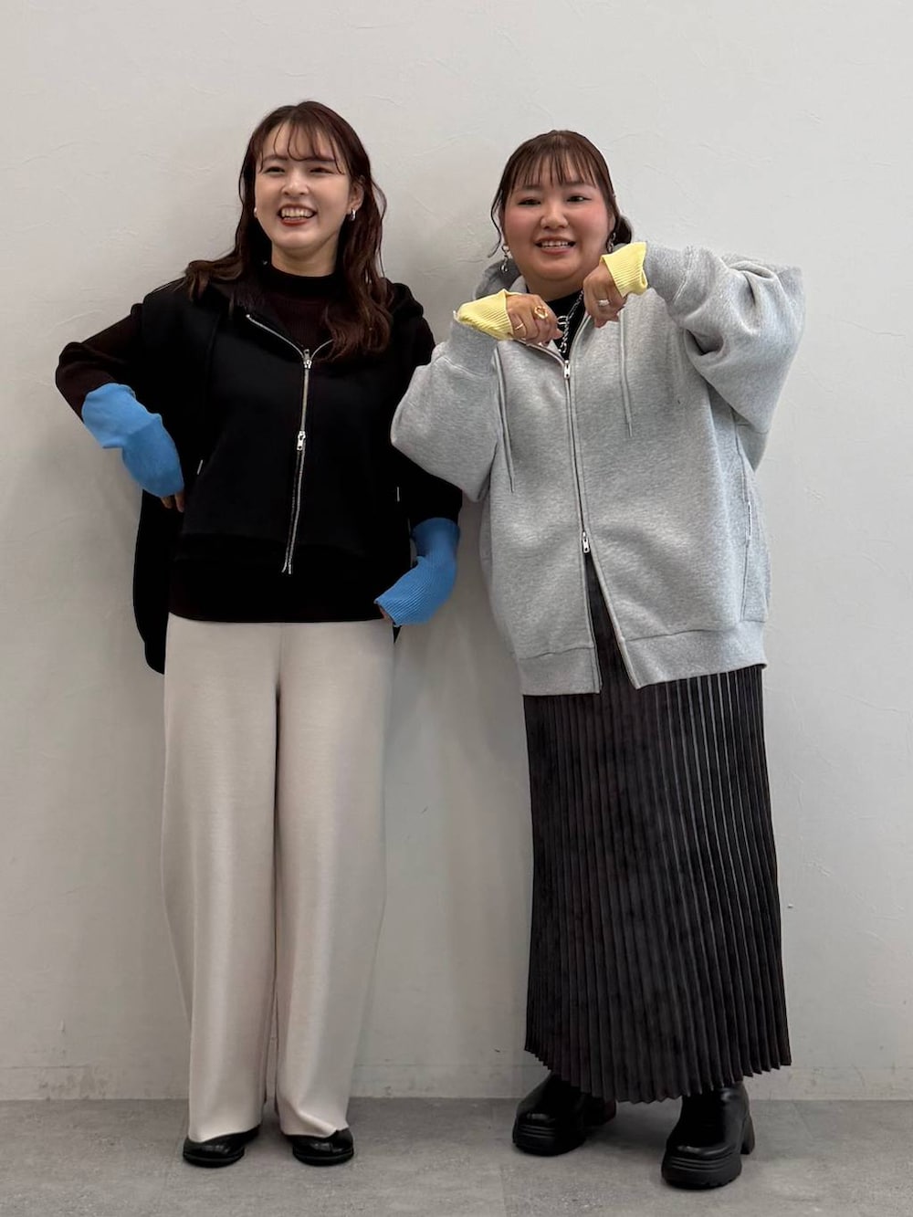 ブラック系のニット/セーター、ブラウン系のニット/セーター、ベージュ系のその他パンツを着用したレディースの秋コーディネートの4枚目の写真