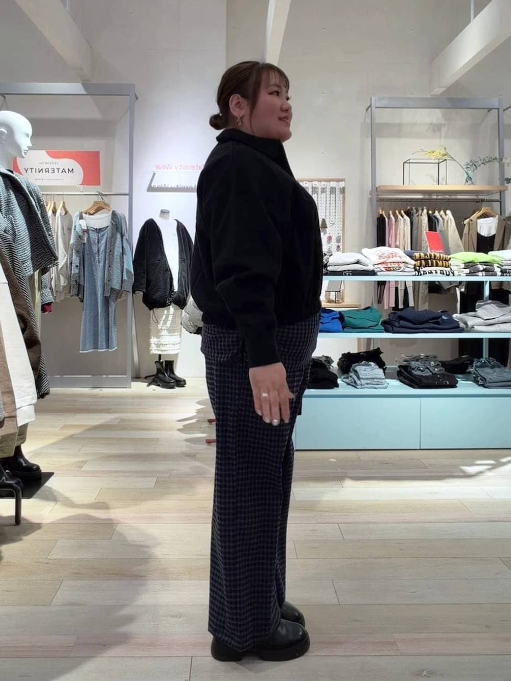 ブラック系のブーツ、ブラック系のTシャツ/カットソー、ブルー系のその他パンツを着用したレディースの冬コーディネートの2枚目の写真