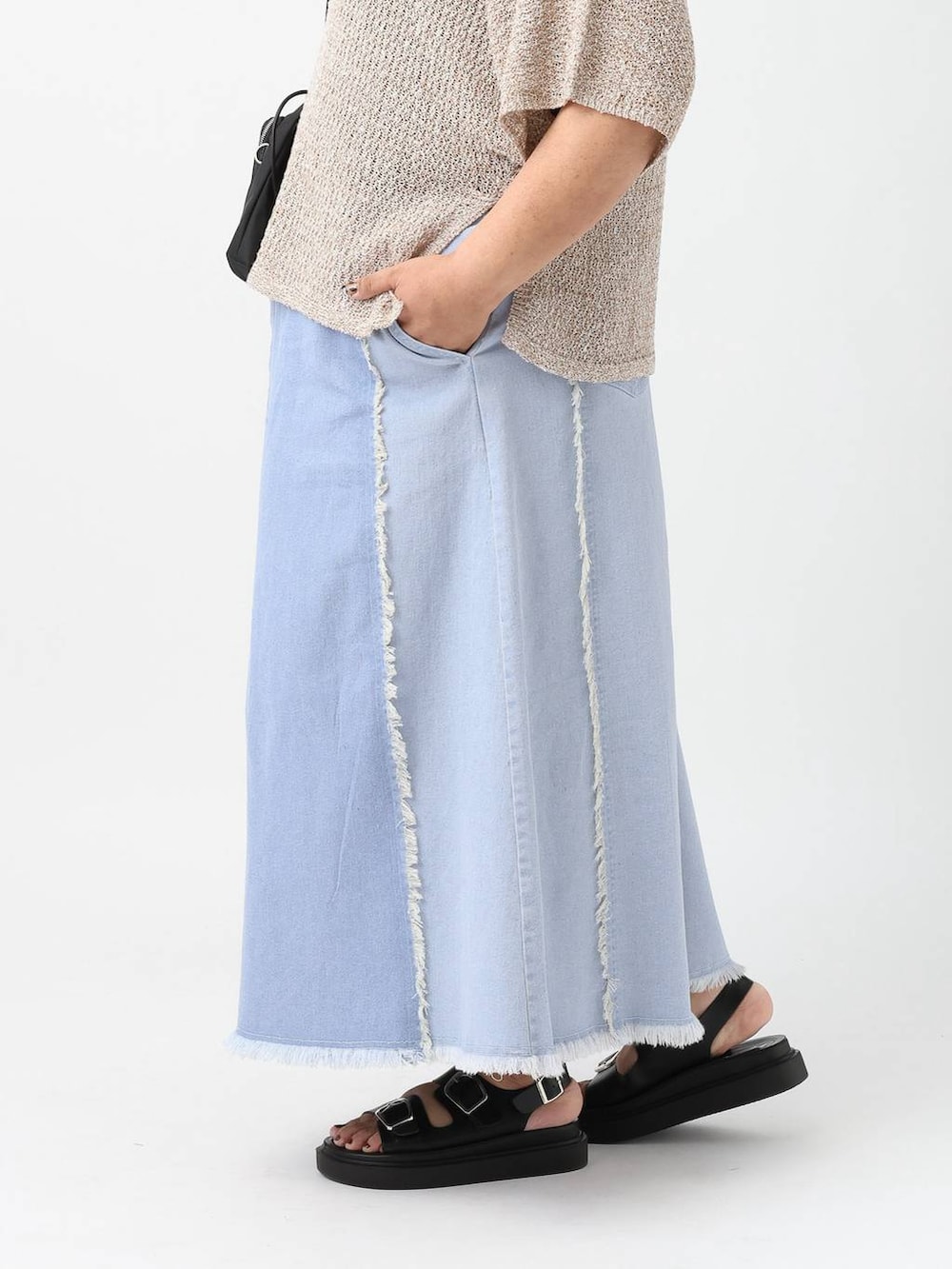 ブラック系のサンダル、ベージュ系のニット/セーターを着用したレディースの春コーディネートの3枚目の写真