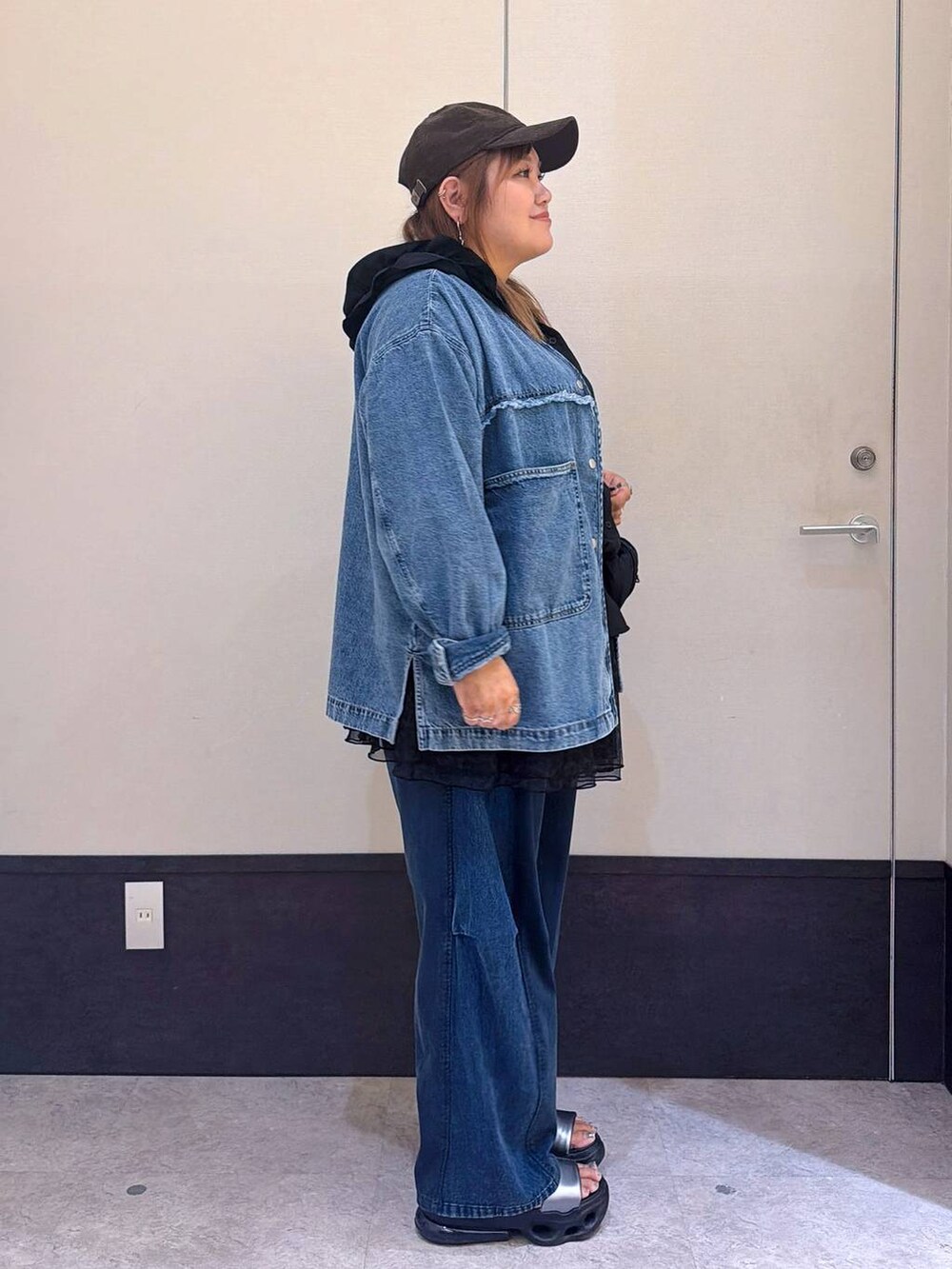 ブルー系のデニムパンツ、ブラック系のシャツ/ブラウス、ブルー系のシャツ/ブラウスを着用したレディースの秋コーディネートの2枚目の写真