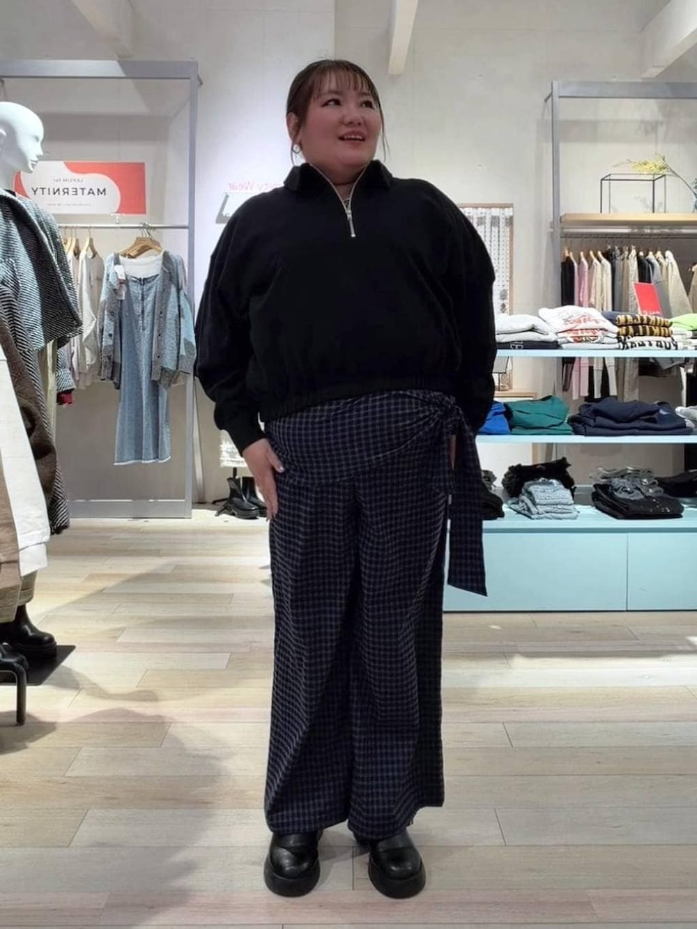 ブラック系のブーツ、ブラック系のTシャツ/カットソー、ブルー系のその他パンツを着用したレディースの冬コーディネートの4枚目の写真