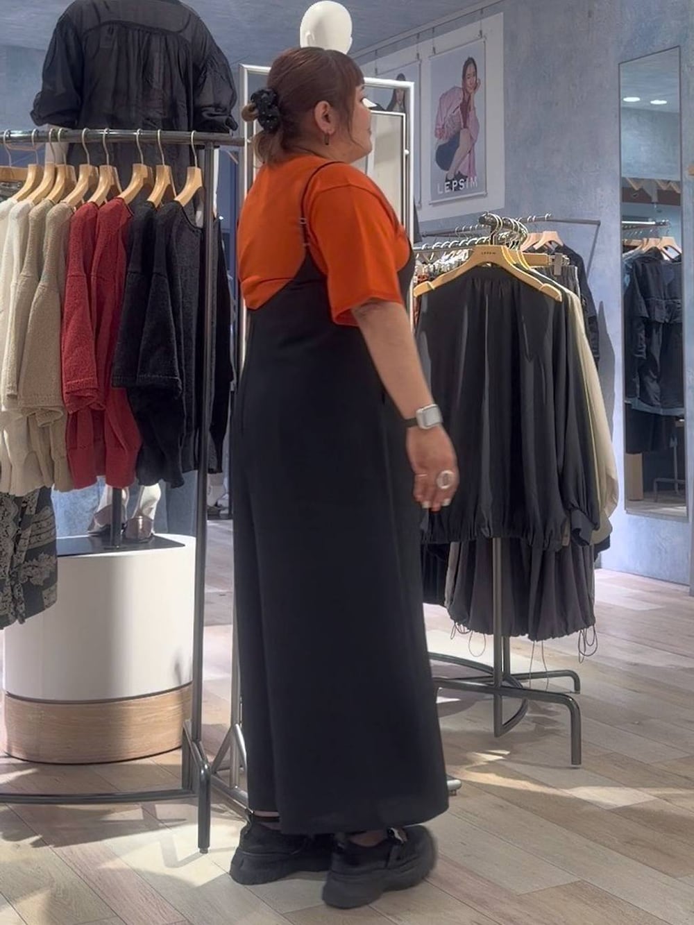 ブラック系のスニーカー、ブラック系のサロペット/オーバーオール、グレー系のテーラードジャケットを着用したレディースの春コーディネートの5枚目の写真