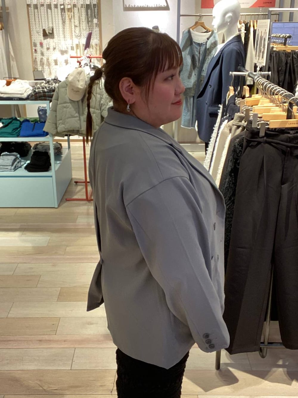 ホワイト系のTシャツ/カットソー、グレー系のテーラードジャケット、シルバー系のネックレスを着用したレディースの冬コーディネートの2枚目の写真