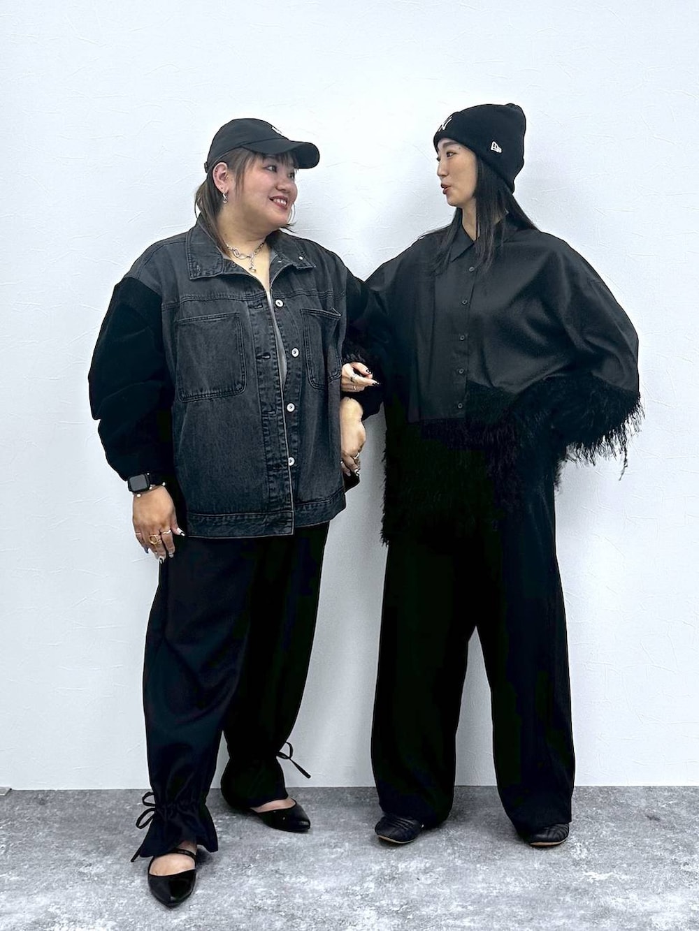 ブラック系のパンプス、ブラック系のカバーオール、ブラック系のシャツ/ブラウスを着用したレディースの秋コーディネートの2枚目の写真