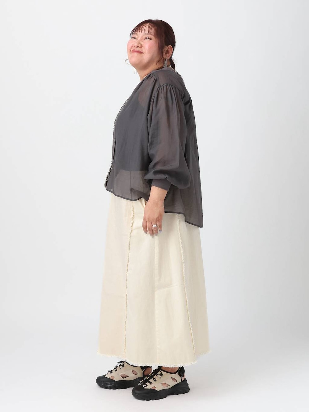 グレー系のシャツ/ブラウス、ブラック系のタンクトップを着用したレディースの春コーディネートの2枚目の写真