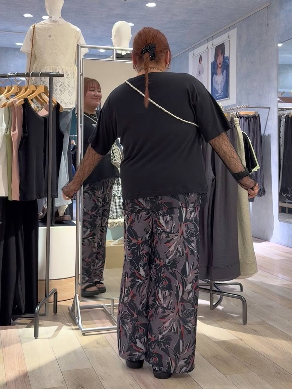 グレー系のその他パンツ、ブラック系のサンダル、ブラック系のTシャツ/カットソーを着用したレディースの夏コーディネートの3枚目の写真