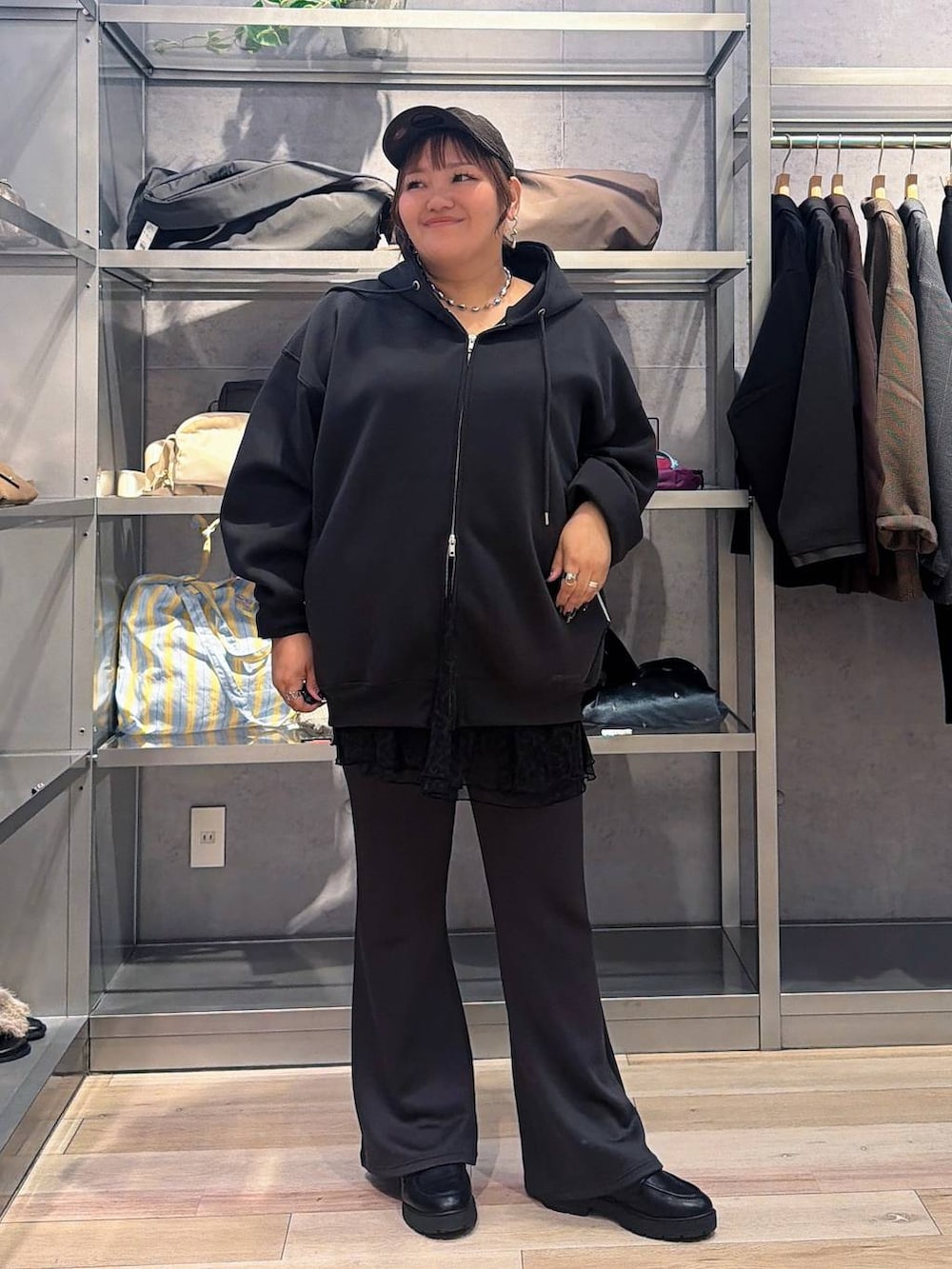 グレー系のパーカー、グレー系のその他パンツ、ブラウン系のキャップを着用したレディースの秋コーディネートの4枚目の写真