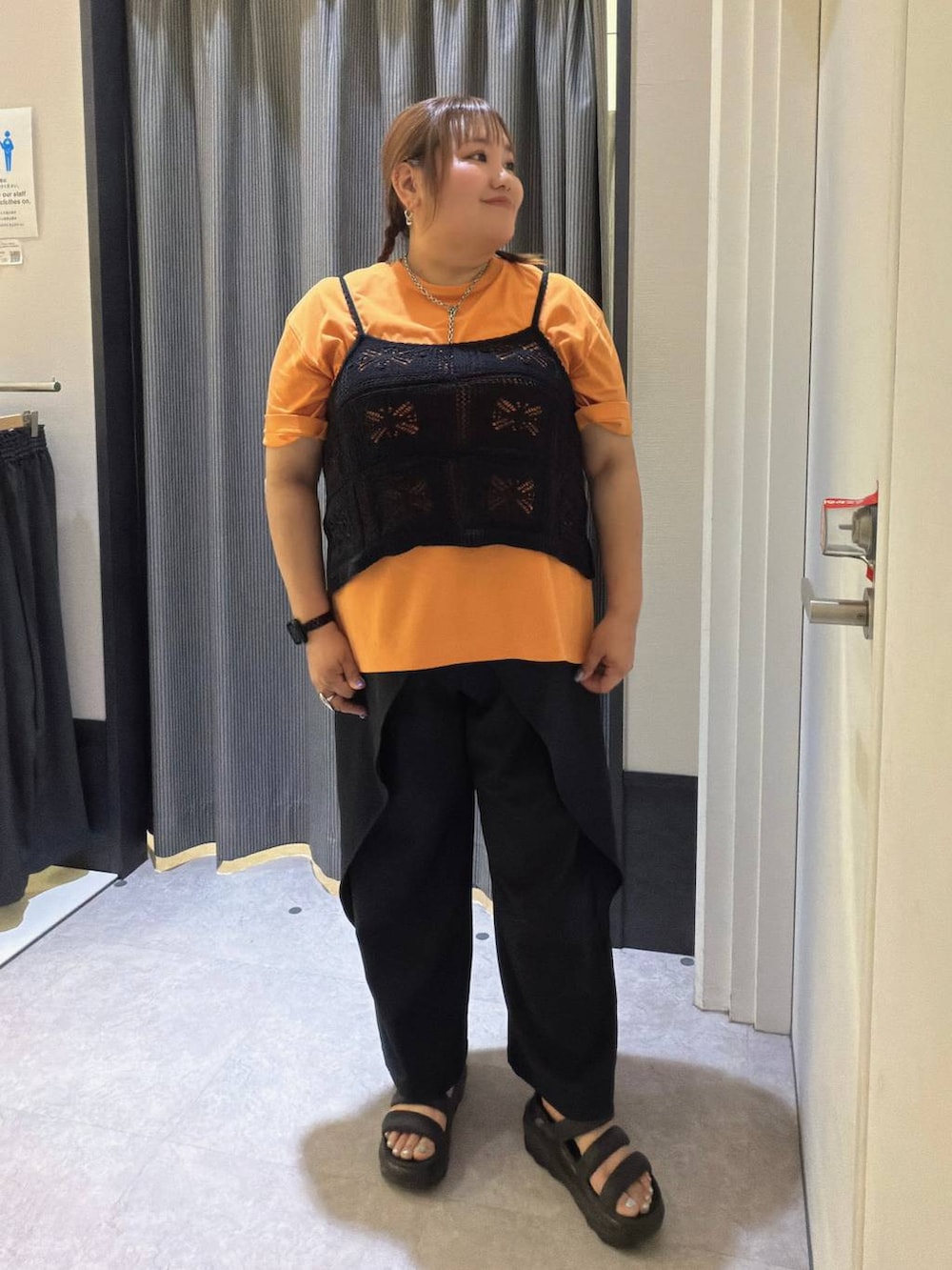 オレンジ系のTシャツ/カットソー、ブラック系のキャミソール、ブラック系のその他パンツを着用したレディースの春コーディネートの4枚目の写真
