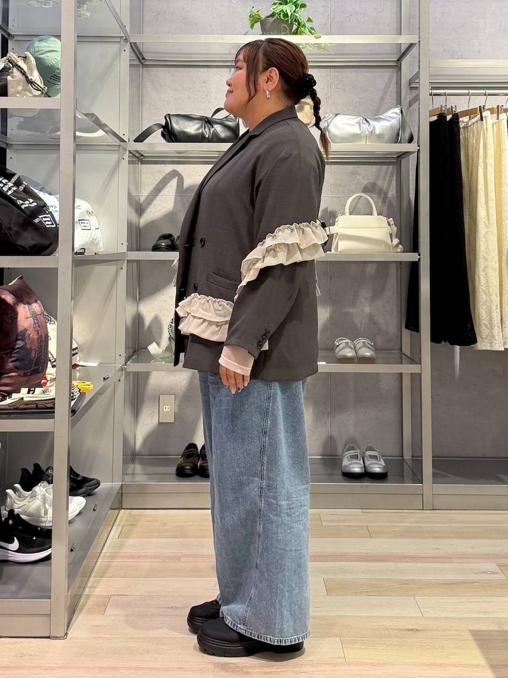 ホワイト系のTシャツ/カットソー、ブラック系のその他シューズ、ブルー系のデニムパンツを着用したレディースの春コーディネートの2枚目の写真