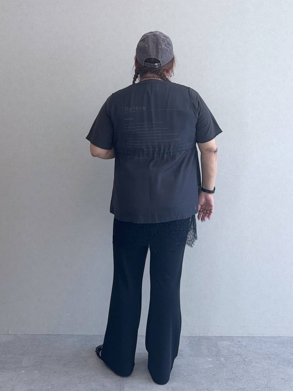 ブラック系のキャミソール、グレー系のTシャツ/カットソー、ブラック系のサンダルを着用したレディースの夏コーディネートの3枚目の写真