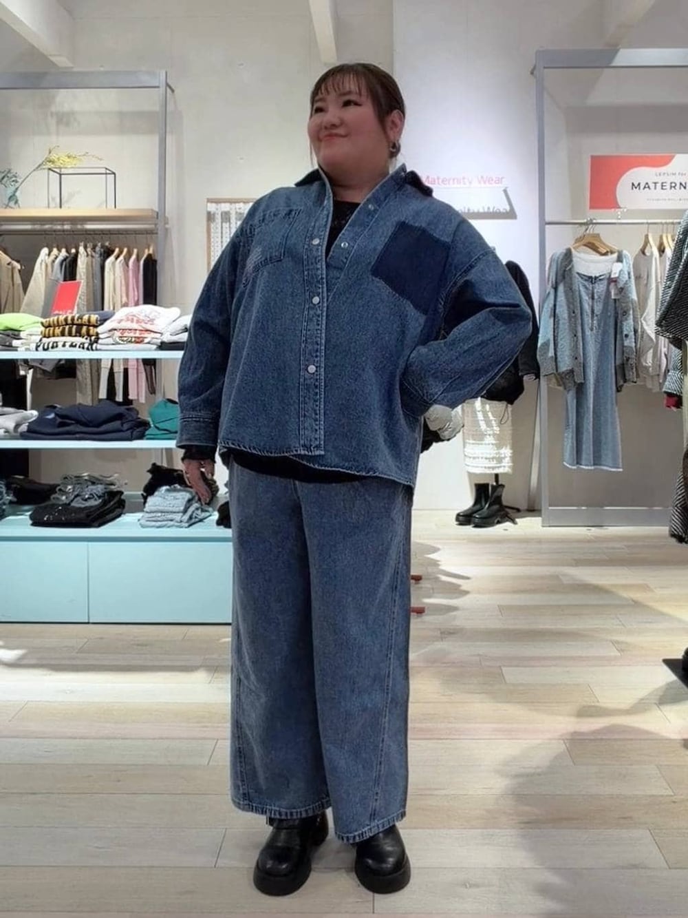 ブラック系のサンダル、ブルー系のシャツ/ブラウス、ブルー系のデニムパンツを着用したレディースの冬コーディネートの4枚目の写真