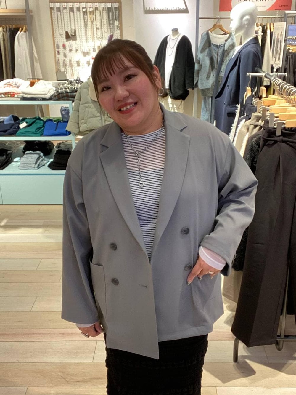 ホワイト系のTシャツ/カットソー、グレー系のテーラードジャケット、シルバー系のネックレスを着用したレディースの冬コーディネートの4枚目の写真