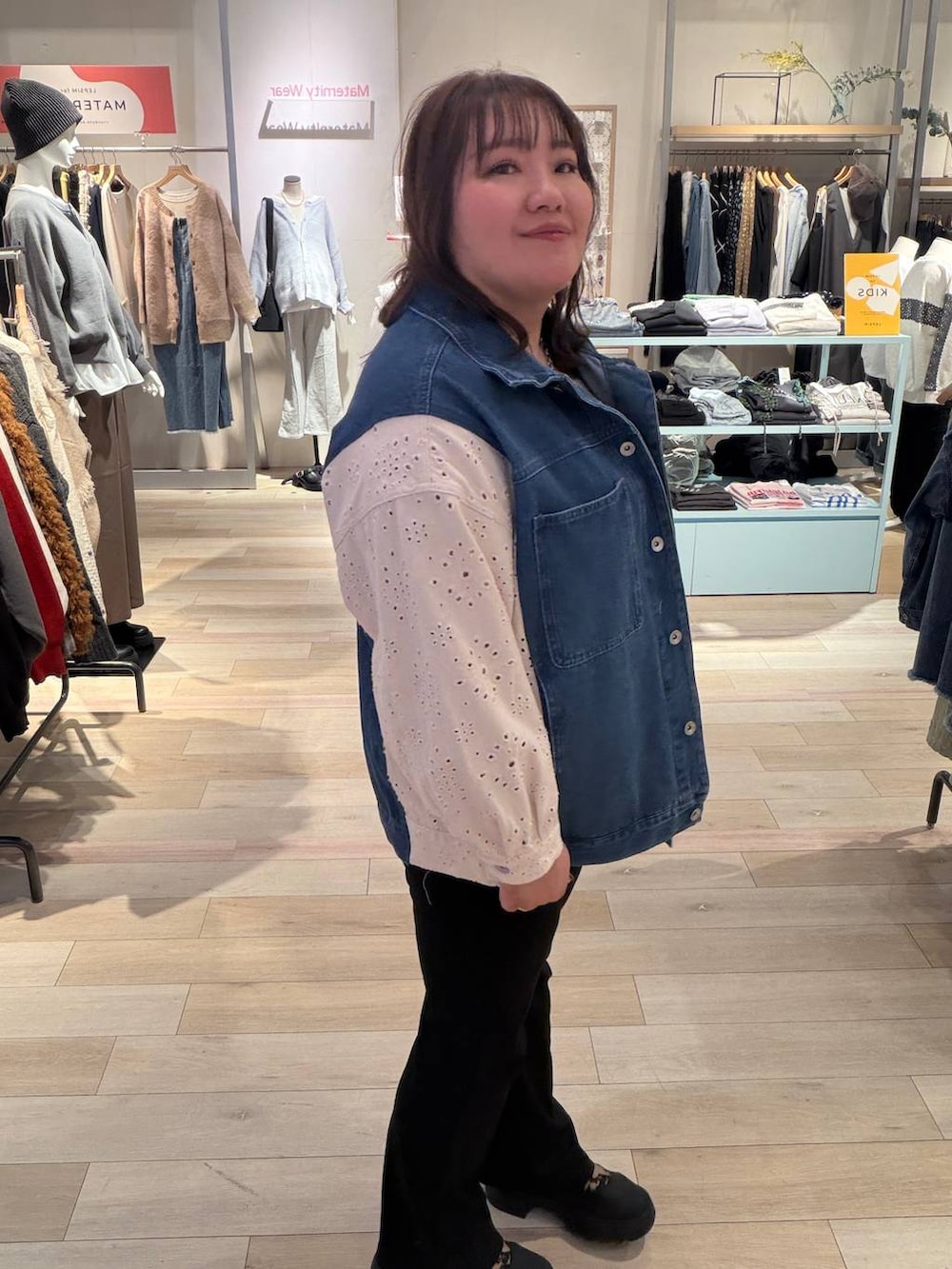 ブラック系のその他シューズ、ブラック系のその他パンツ、ブルー系のデニムジャケットを着用したレディースの冬コーディネートの2枚目の写真