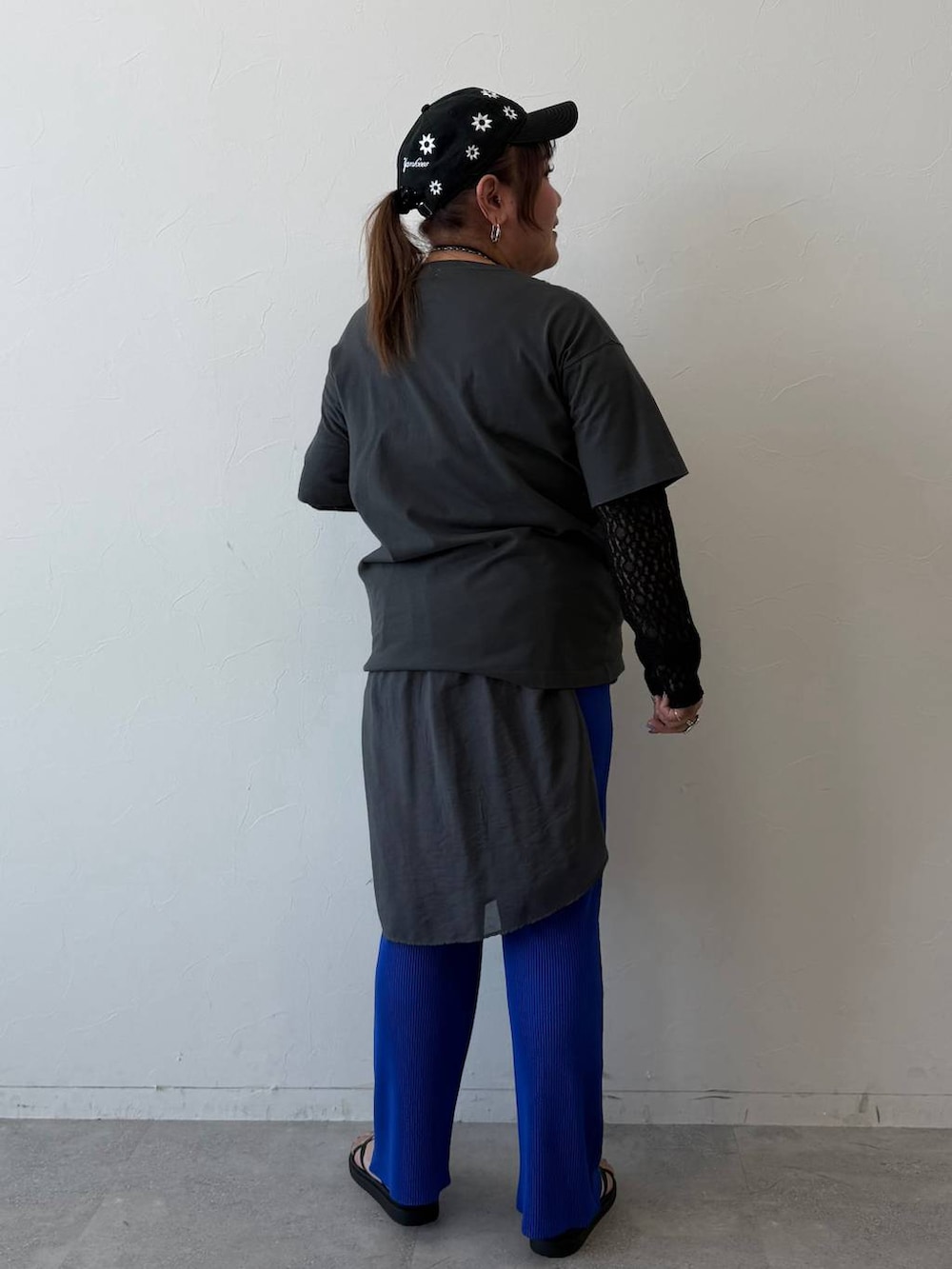 ブルー系のその他パンツ、ブラック系のサンダル、ブラック系のシャツ/ブラウスを着用したレディースの春コーディネートの3枚目の写真