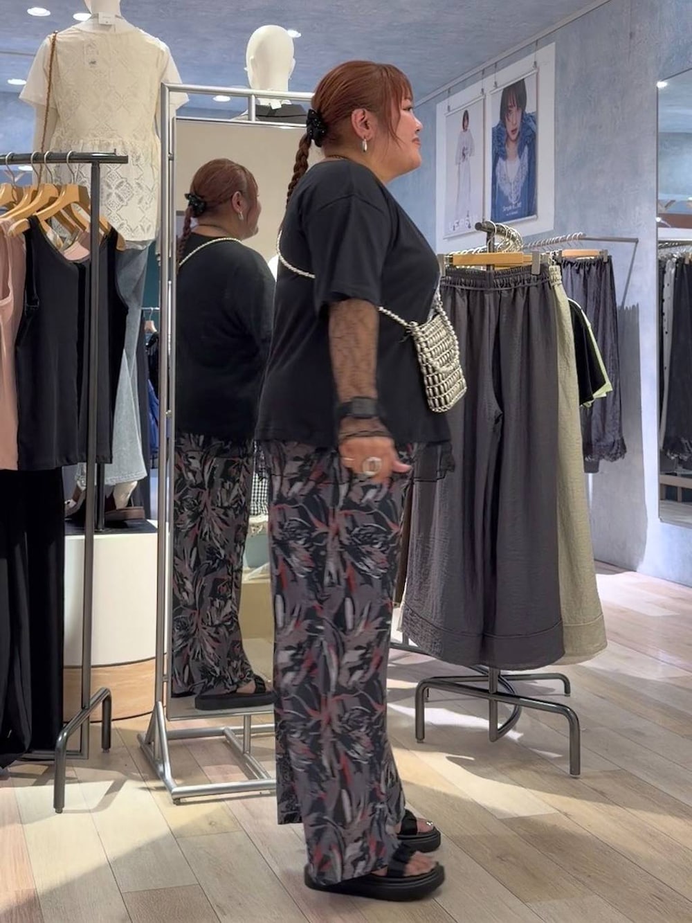 グレー系のその他パンツ、ブラック系のサンダル、ブラック系のTシャツ/カットソーを着用したレディースの夏コーディネートの2枚目の写真