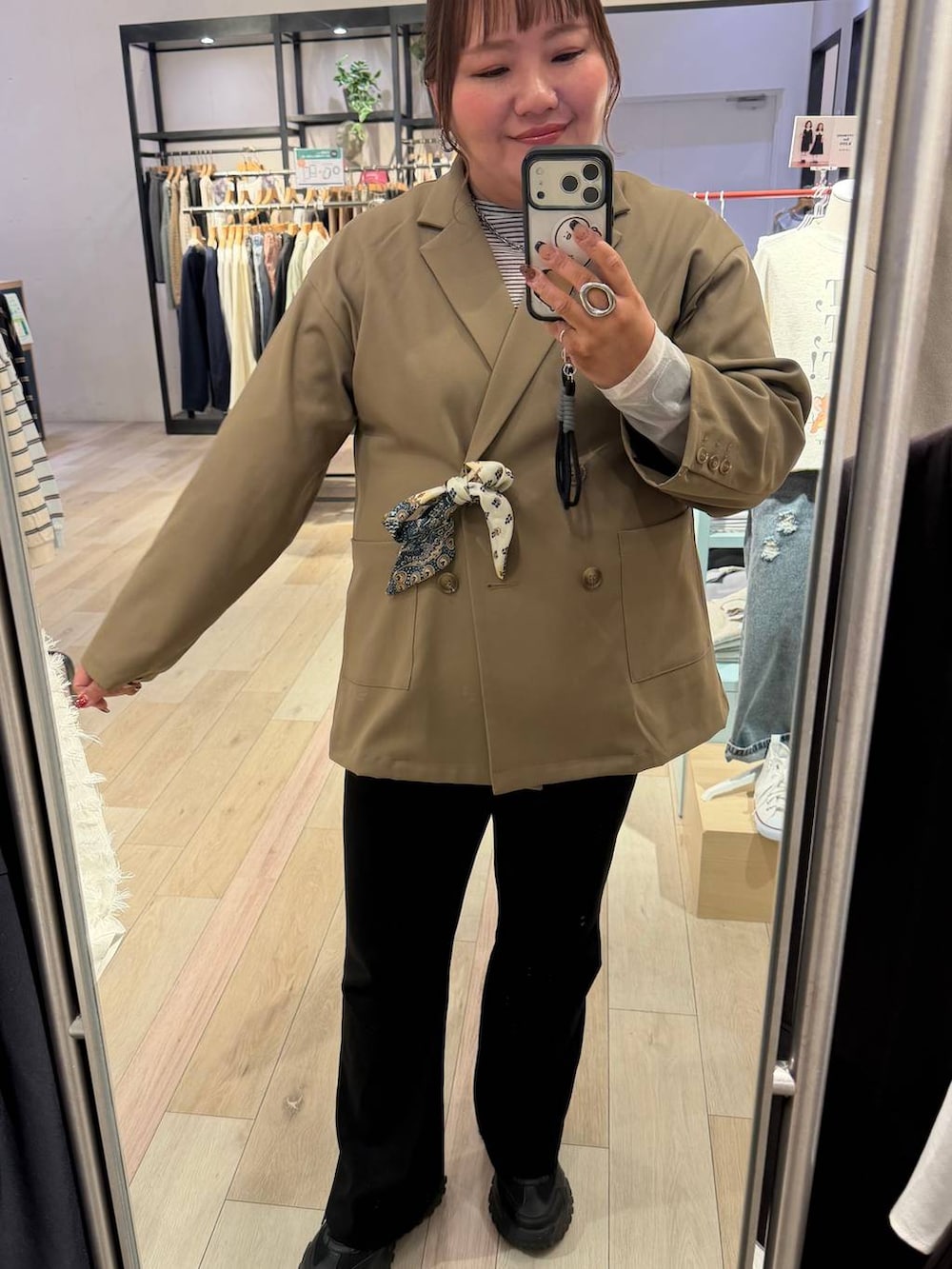 ホワイト系のTシャツ/カットソー、ベージュ系のテーラードジャケット、ブラック系のスウェットパンツを着用したレディースの冬コーディネートの4枚目の写真