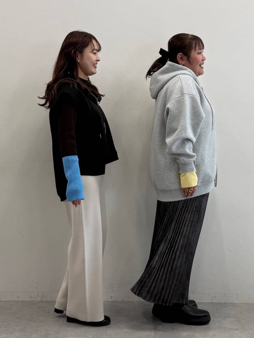 ブラック系のニット/セーター、ブラウン系のニット/セーター、ベージュ系のその他パンツを着用したレディースの秋コーディネートの2枚目の写真