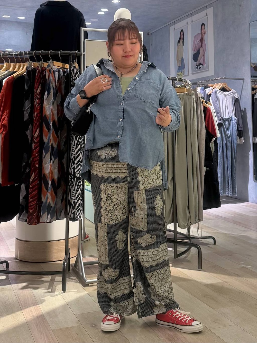 ブルー系のシャツ/ブラウス、ブラック系のショルダーバッグ、ブラック系のその他パンツを着用したレディースの春コーディネートの4枚目の写真