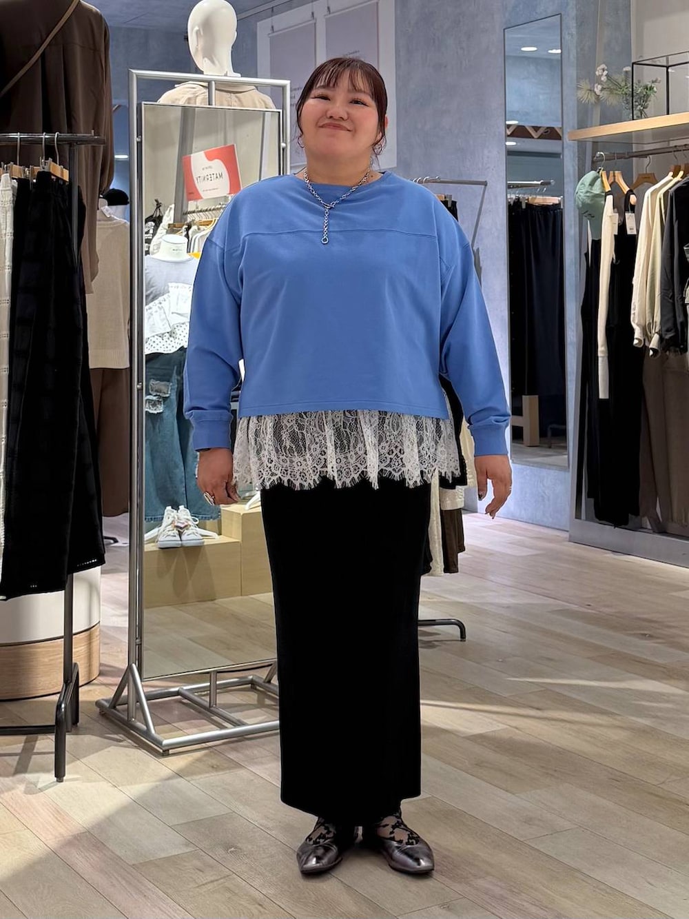 その他のパンプス、ブルー系のTシャツ/カットソー、ホワイト系のキャミソールを着用したレディースの春コーディネートの4枚目の写真