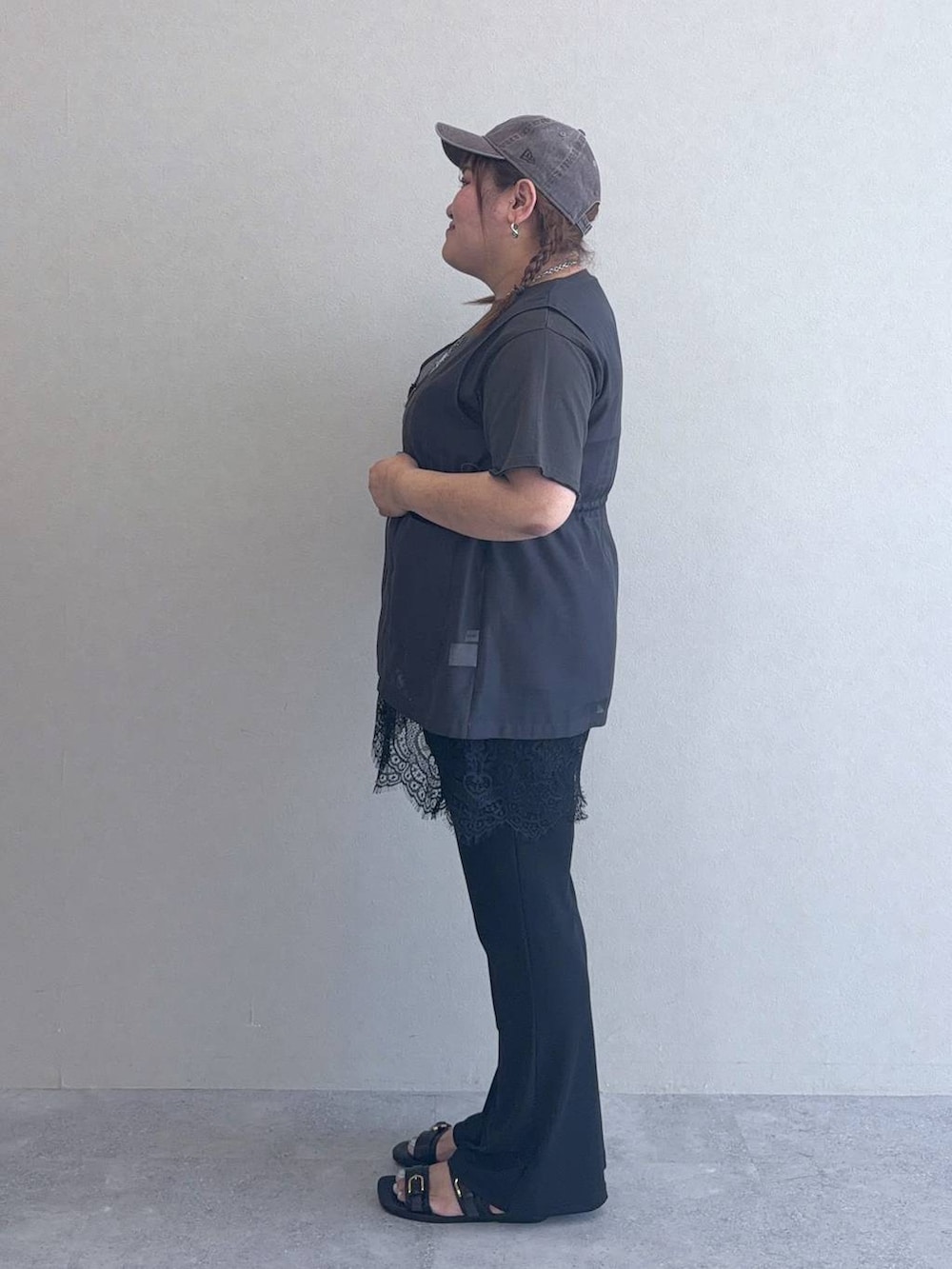 ブラック系のキャミソール、グレー系のTシャツ/カットソー、ブラック系のサンダルを着用したレディースの夏コーディネートの2枚目の写真