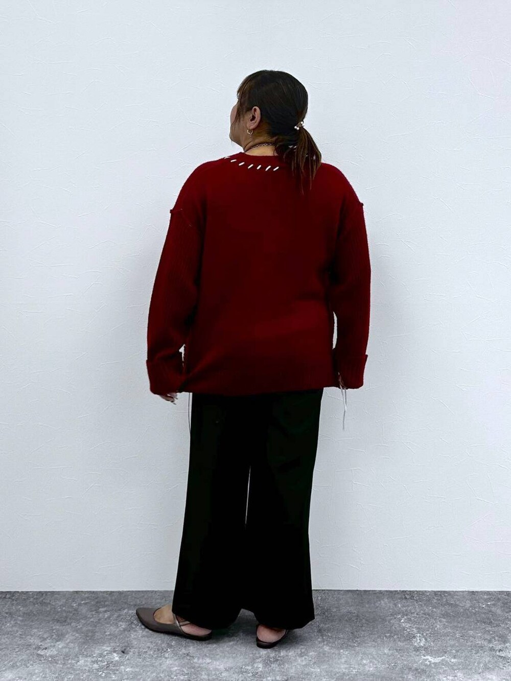 ブラック系のその他パンツ、その他のパンプス、レッド系のカーディガン/ボレロを着用したレディースの秋コーディネートの3枚目の写真