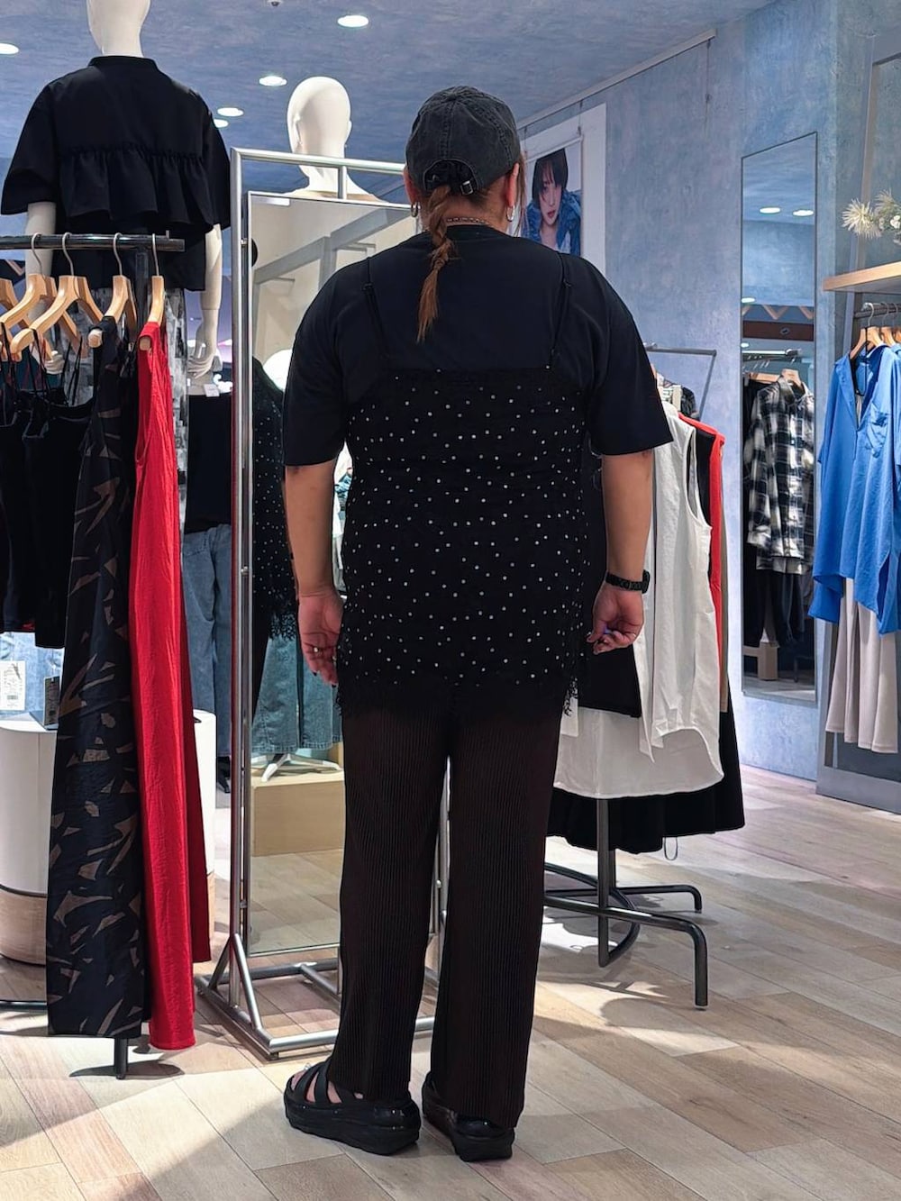 ブラウン系のその他パンツ、ブラック系のTシャツ/カットソー、ブラック系のキャップを着用したレディースの夏コーディネートの3枚目の写真