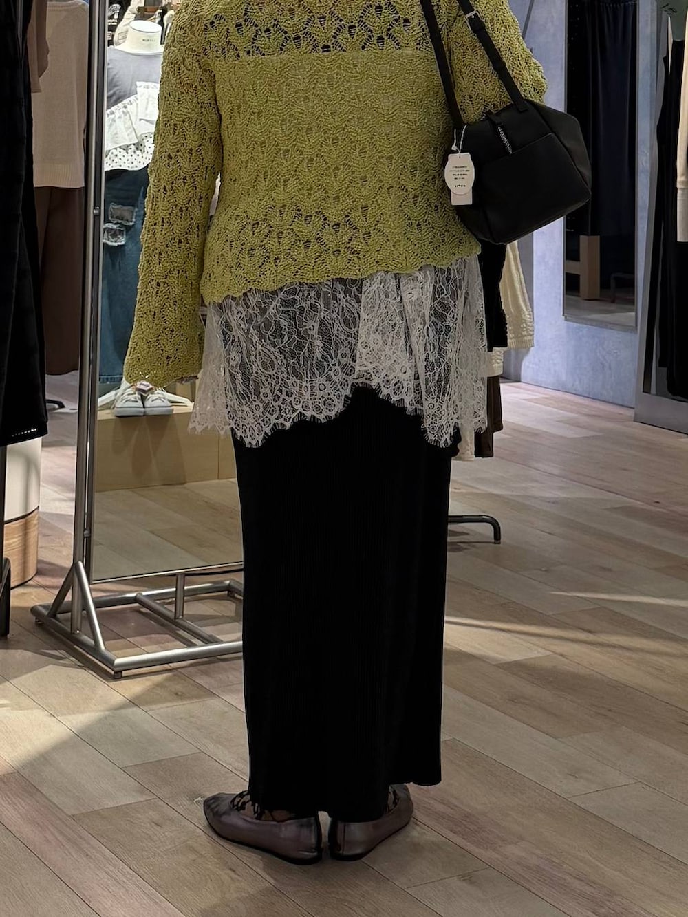 ブラック系のボストンバッグ、その他のパンプス、ホワイト系のキャミソールを着用したレディースの春コーディネートの3枚目の写真