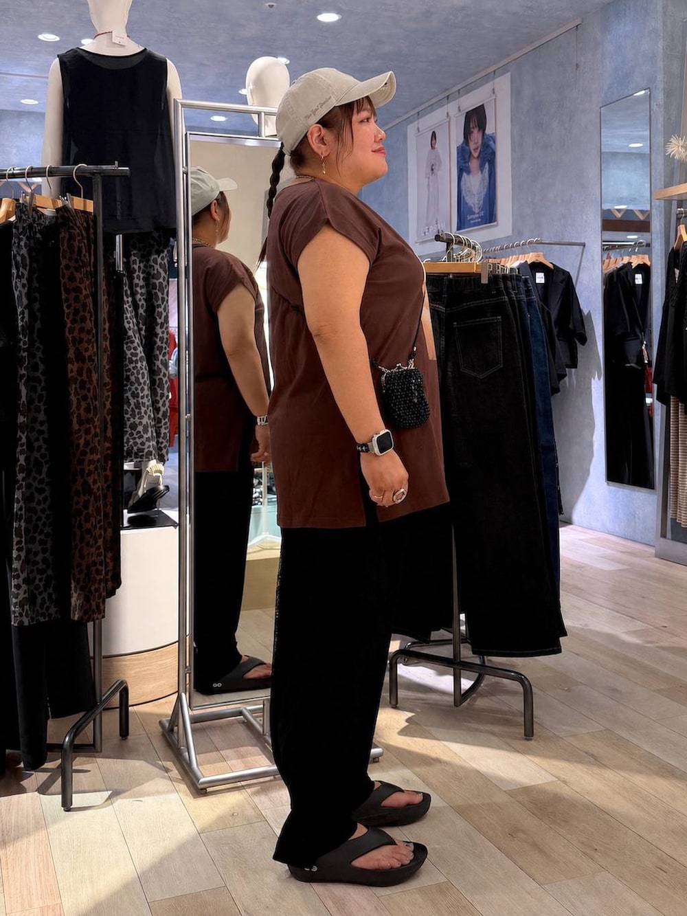 ブラック系のその他パンツ、ブラック系のサンダル、ブラウン系のマタニティウェア/グッズを着用したレディースの夏コーディネートの2枚目の写真