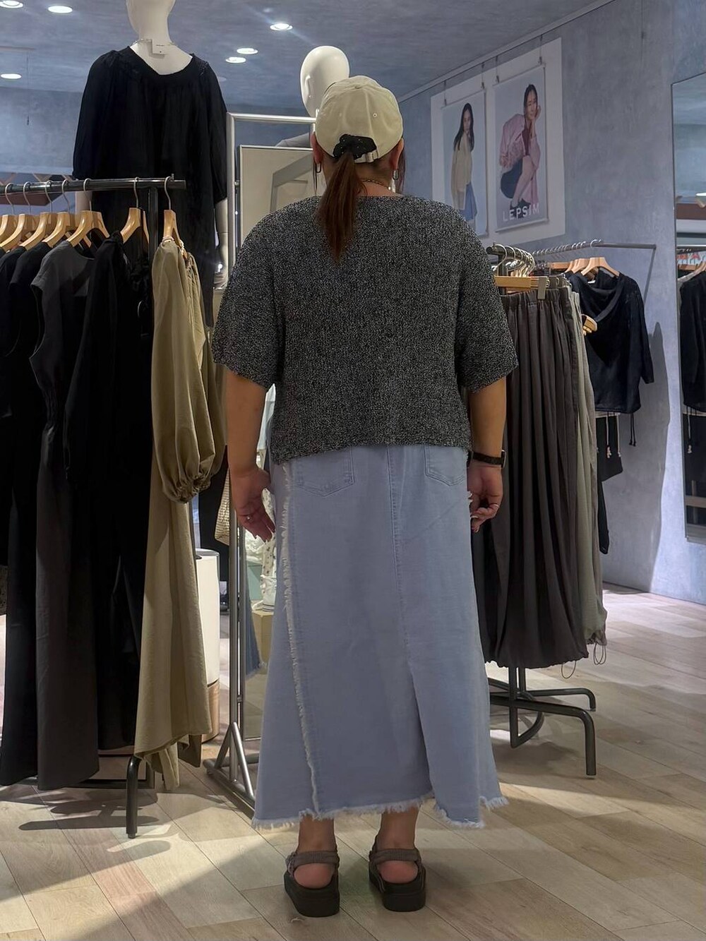 その他のサンダル、ブラック系のニット/セーター、ブラック系のキャップを着用したレディースの春コーディネートの3枚目の写真