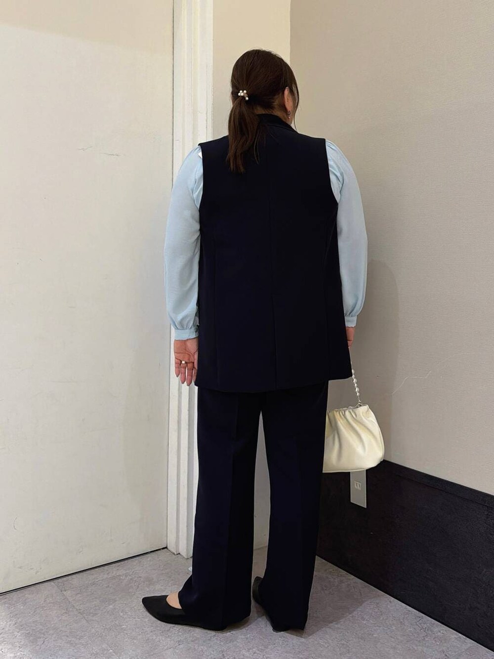 ブルー系のその他パンツ、ブルー系のその他アウター、ブルー系のシャツ/ブラウスを着用したレディースの冬コーディネートの3枚目の写真