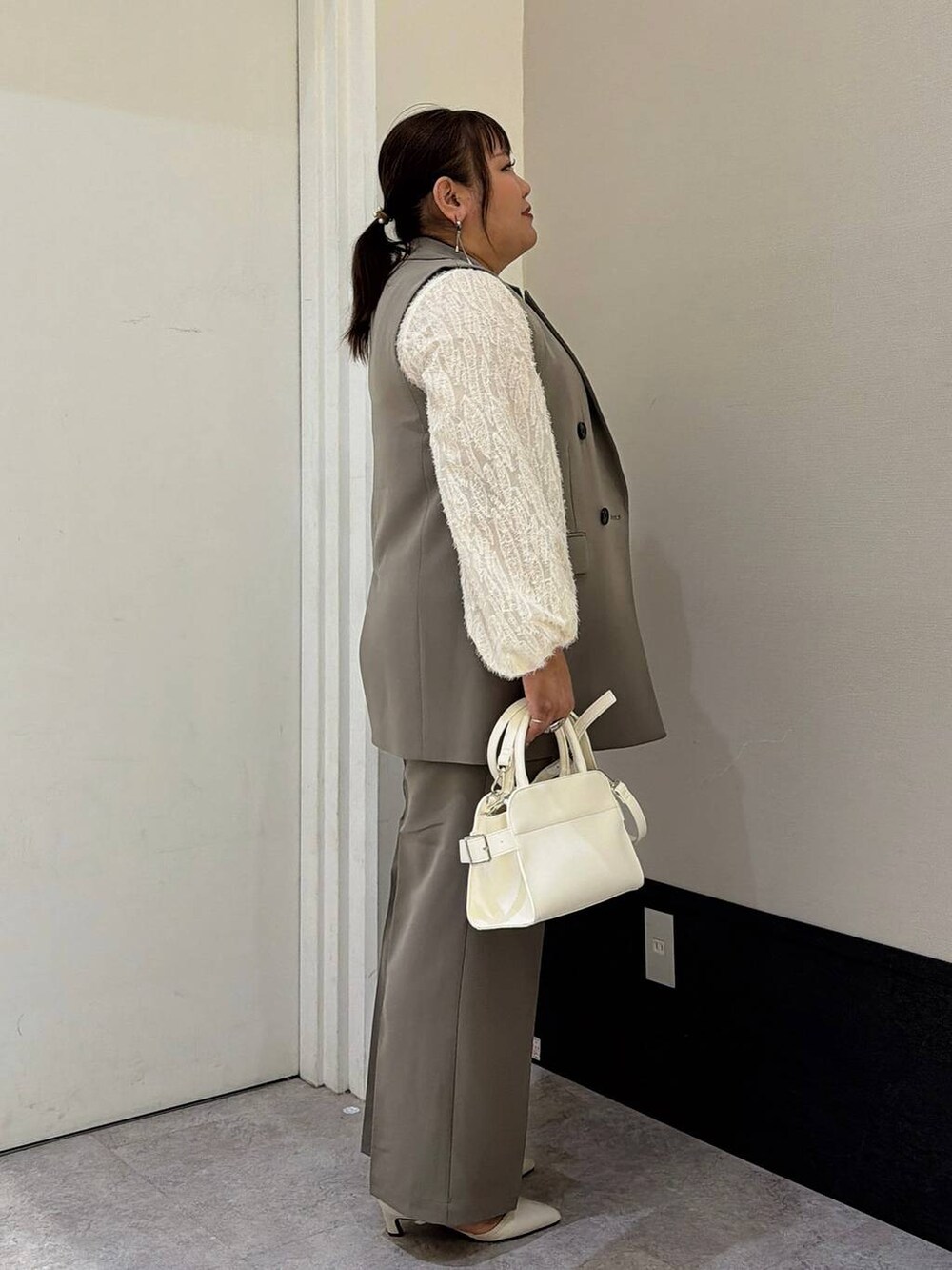 ブラウン系のその他パンツ、ブラウン系のその他アウター、ベージュ系のシャツ/ブラウスを着用したレディースの冬コーディネートの2枚目の写真