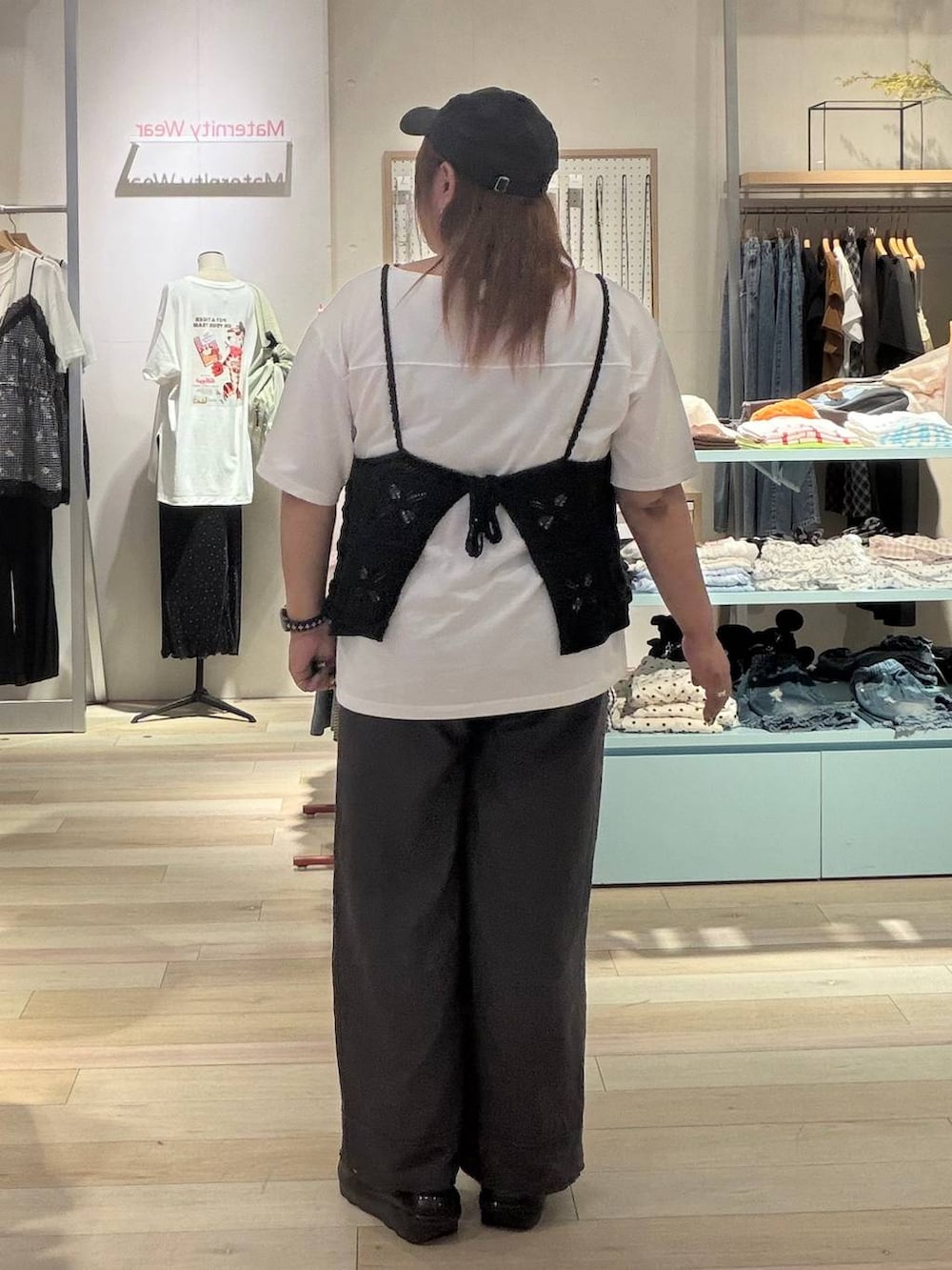 ホワイト系のTシャツ/カットソー、ブラック系のキャミソール、グレー系のその他パンツを着用したレディースの夏コーディネートの3枚目の写真