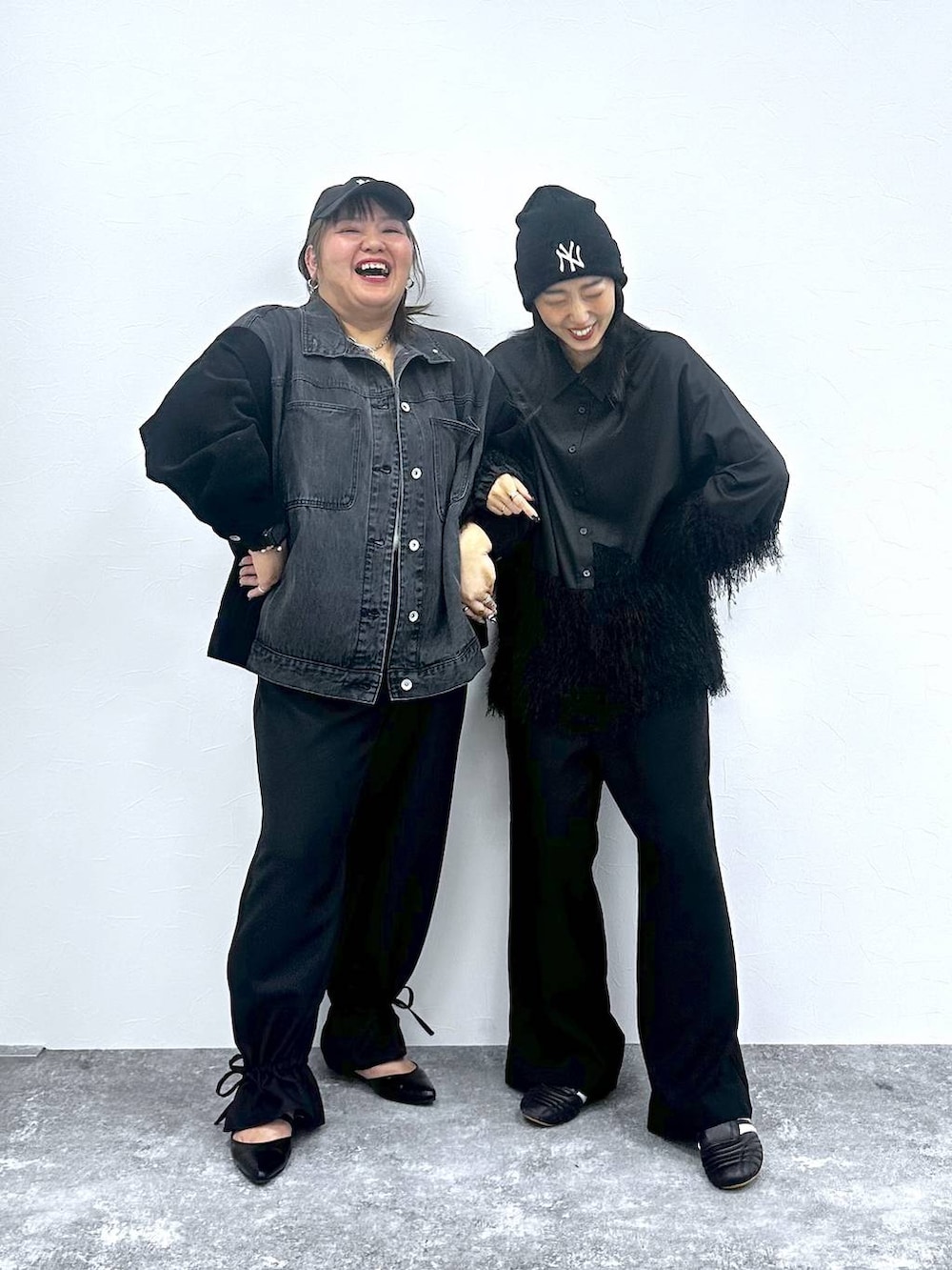 ブラック系のパンプス、ブラック系のカバーオール、ブラック系のシャツ/ブラウスを着用したレディースの秋コーディネートの4枚目の写真