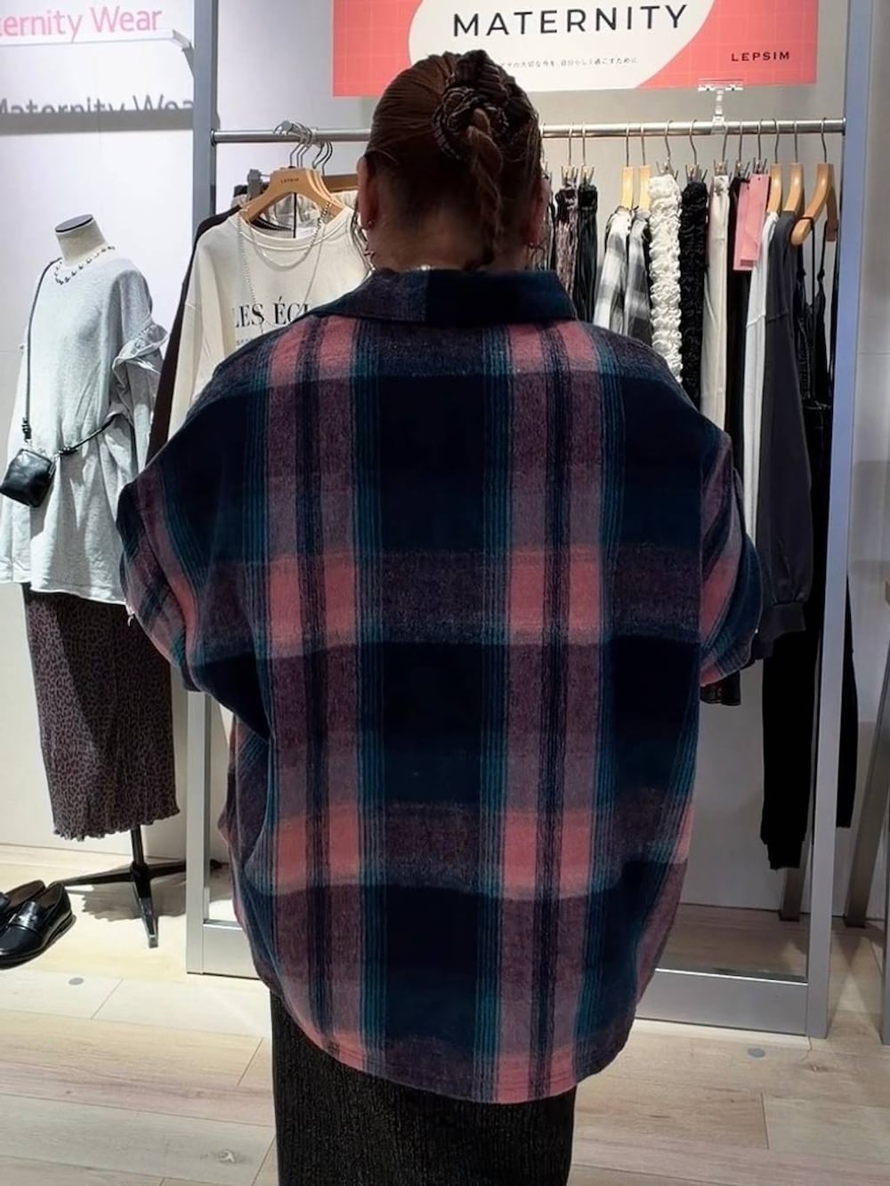 ブラック系のTシャツ/カットソー、ピンク系のシャツ/ブラウス、シルバー系のネックレスを着用したレディースの秋コーディネートの3枚目の写真